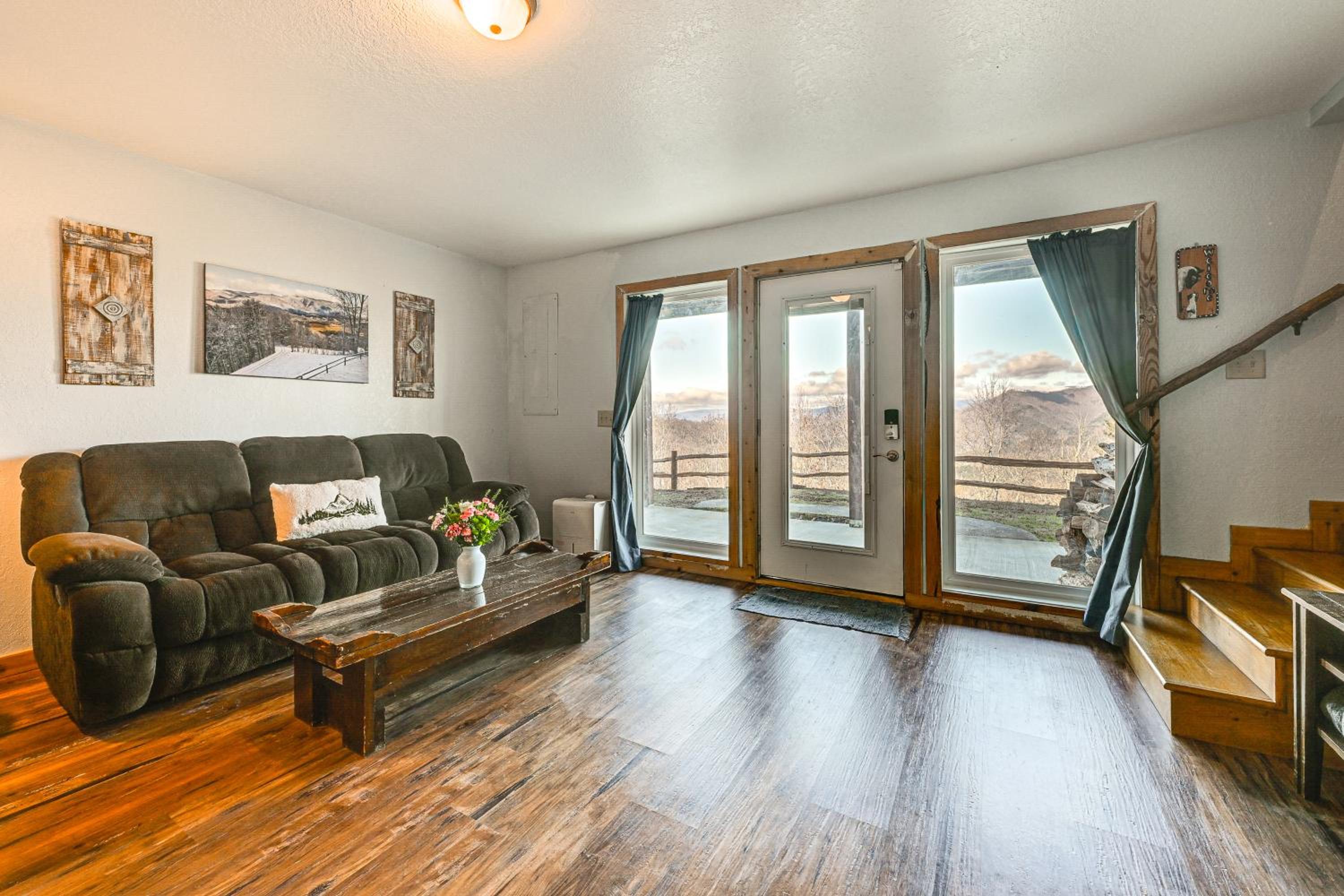 6 Mi to Chatuge Lake Spacious Cabin with Mtn Views!