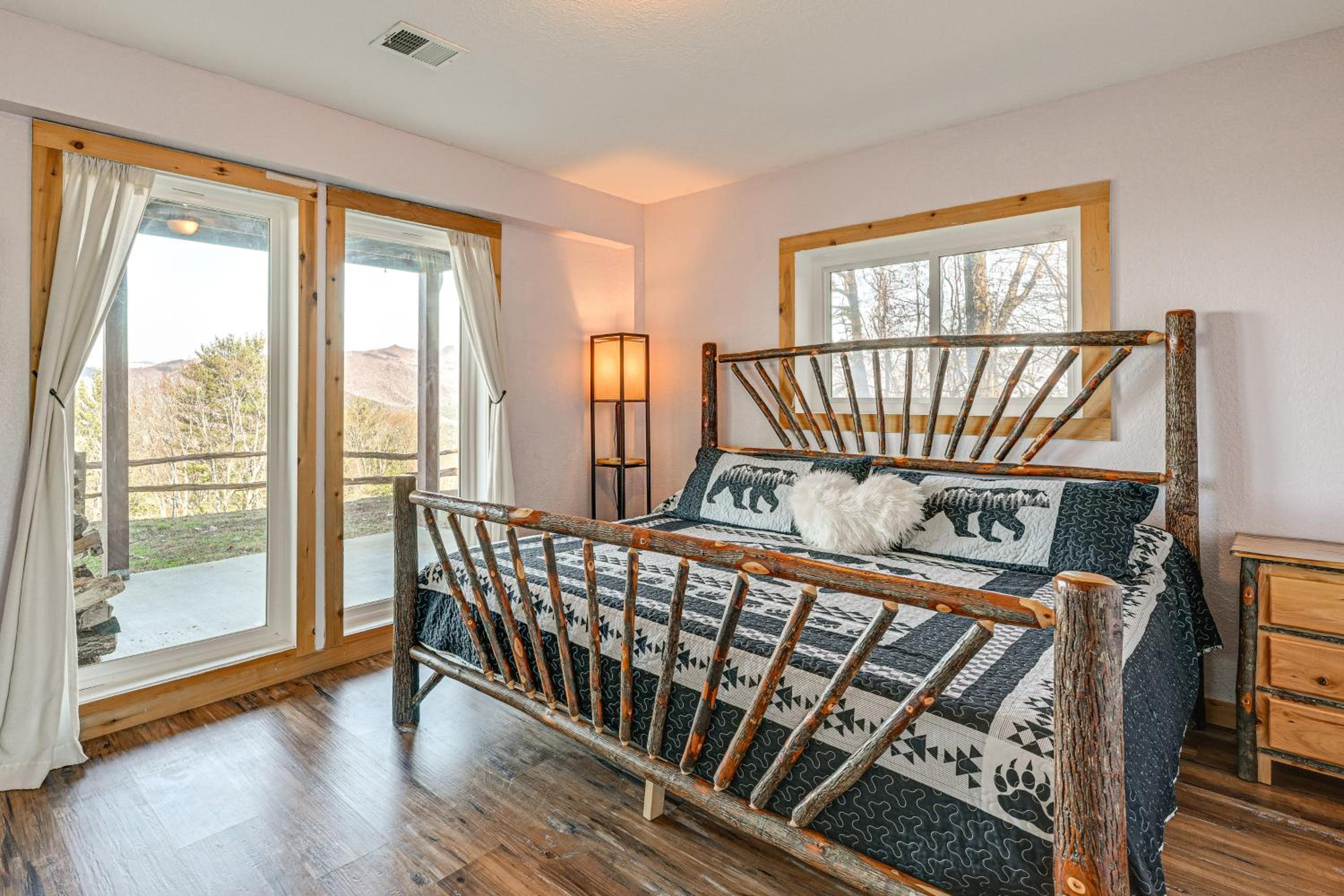 6 Mi to Chatuge Lake Spacious Cabin with Mtn Views!