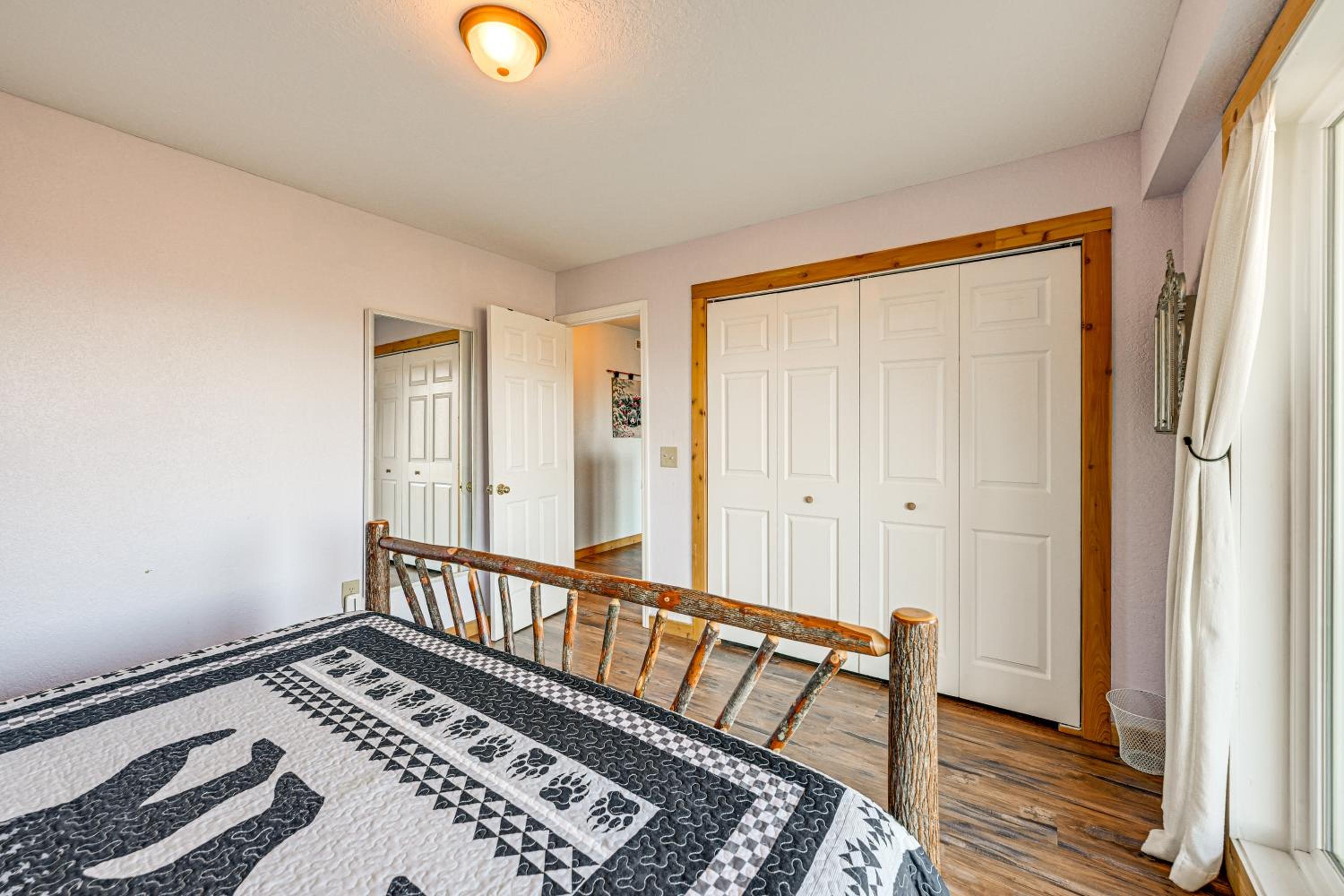 6 Mi to Chatuge Lake Spacious Cabin with Mtn Views!