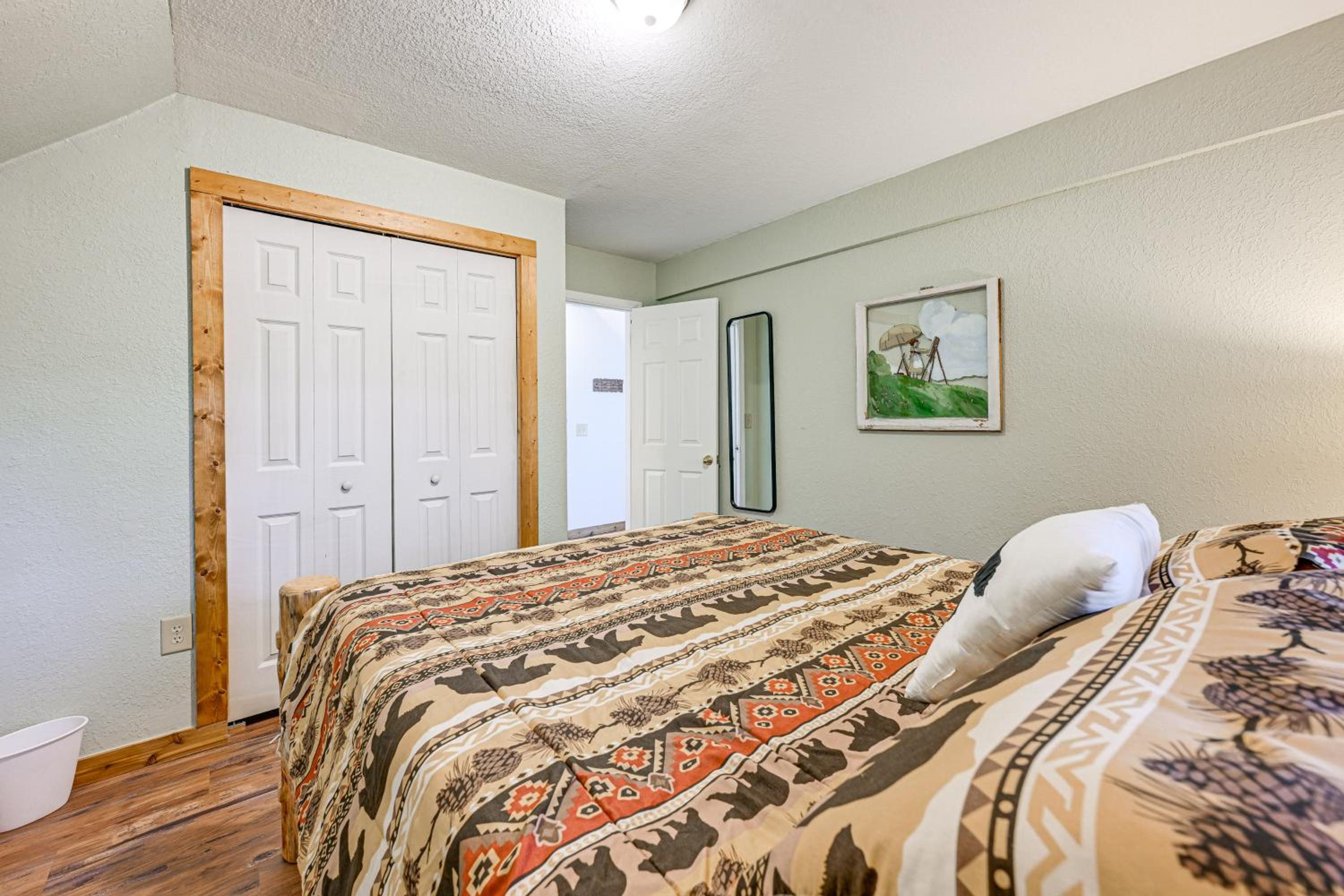6 Mi to Chatuge Lake Spacious Cabin with Mtn Views!