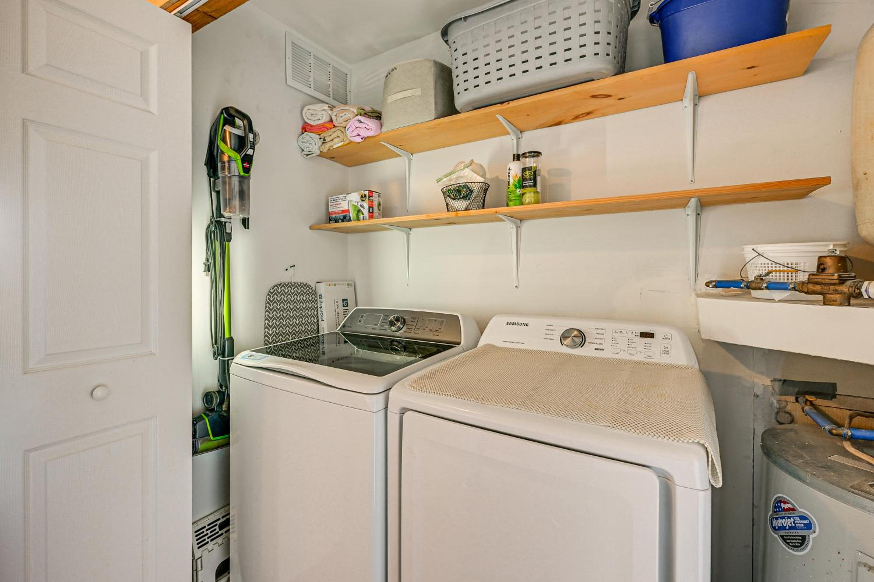 6 Mi to Chatuge Lake Spacious Cabin with Mtn Views!