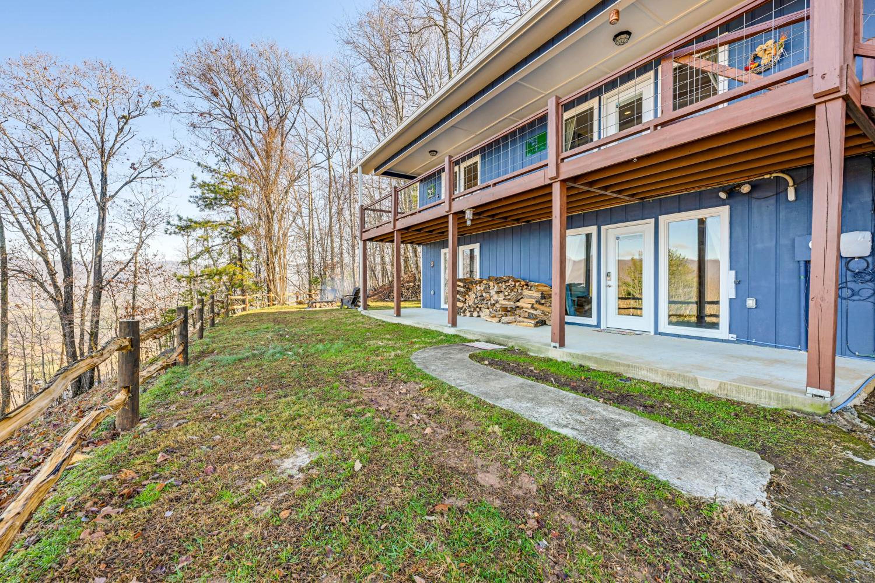 6 Mi to Chatuge Lake Spacious Cabin with Mtn Views!