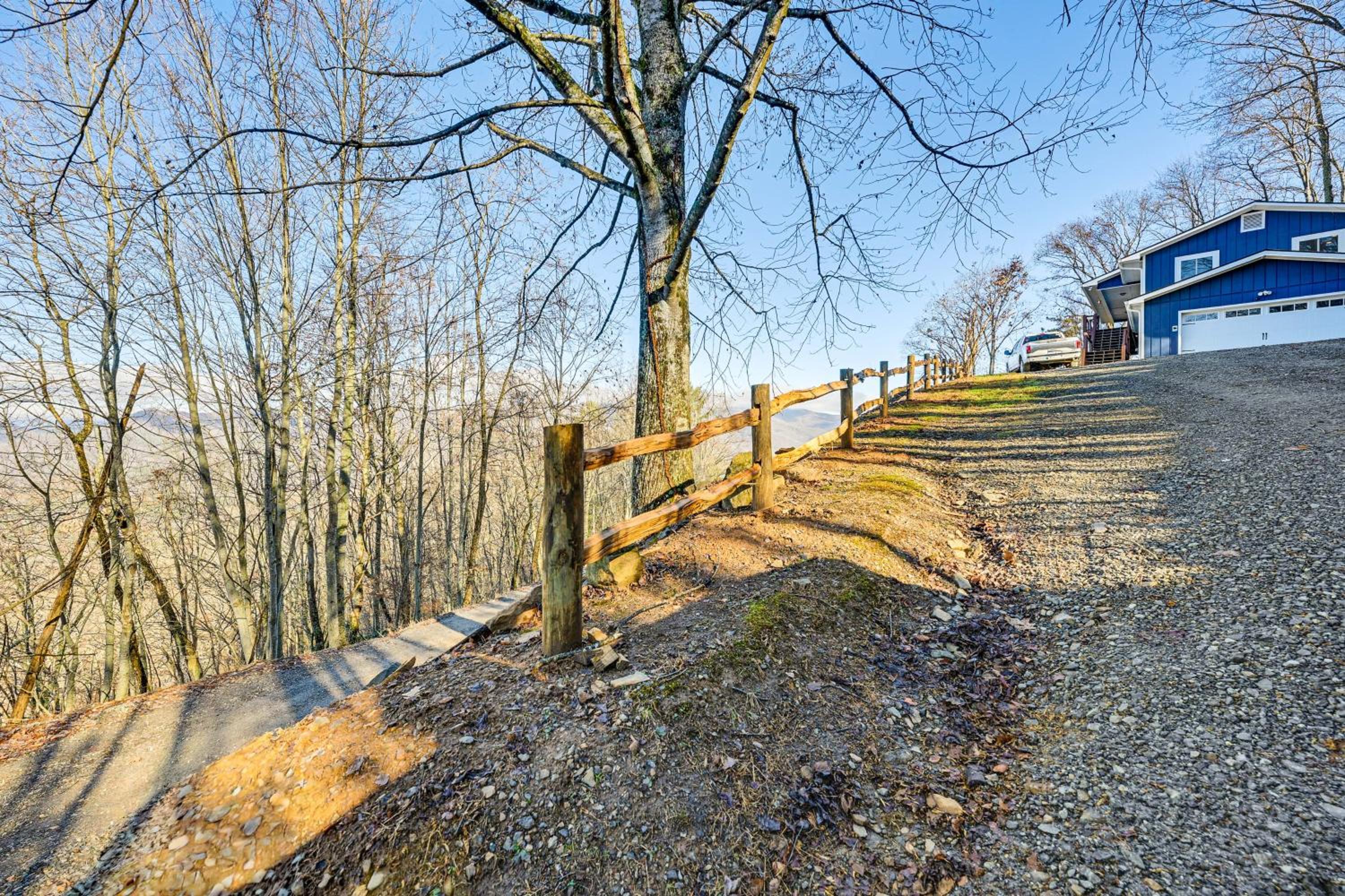 6 Mi to Chatuge Lake Spacious Cabin with Mtn Views!