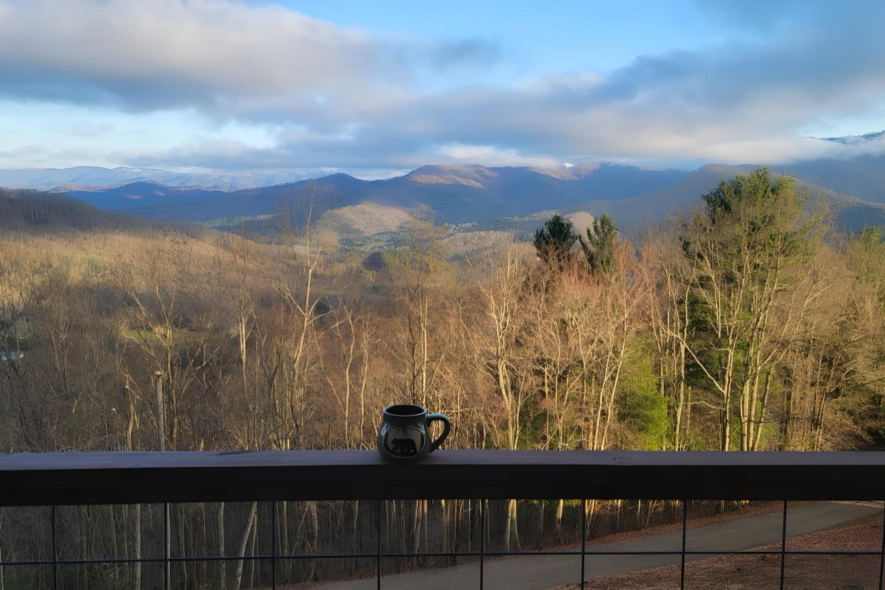 6 Mi to Chatuge Lake Spacious Cabin with Mtn Views!