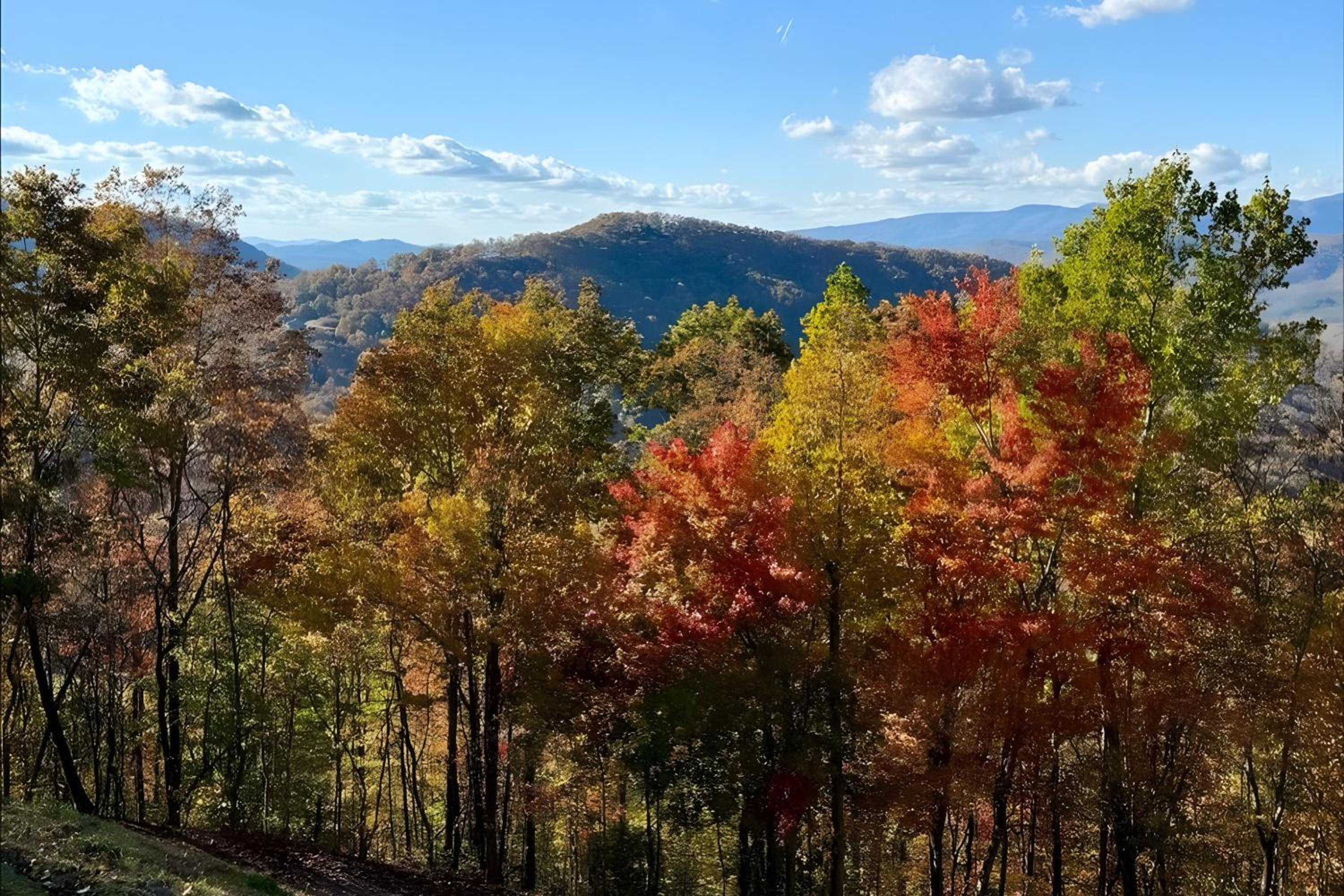 6 Mi to Chatuge Lake Spacious Cabin with Mtn Views!
