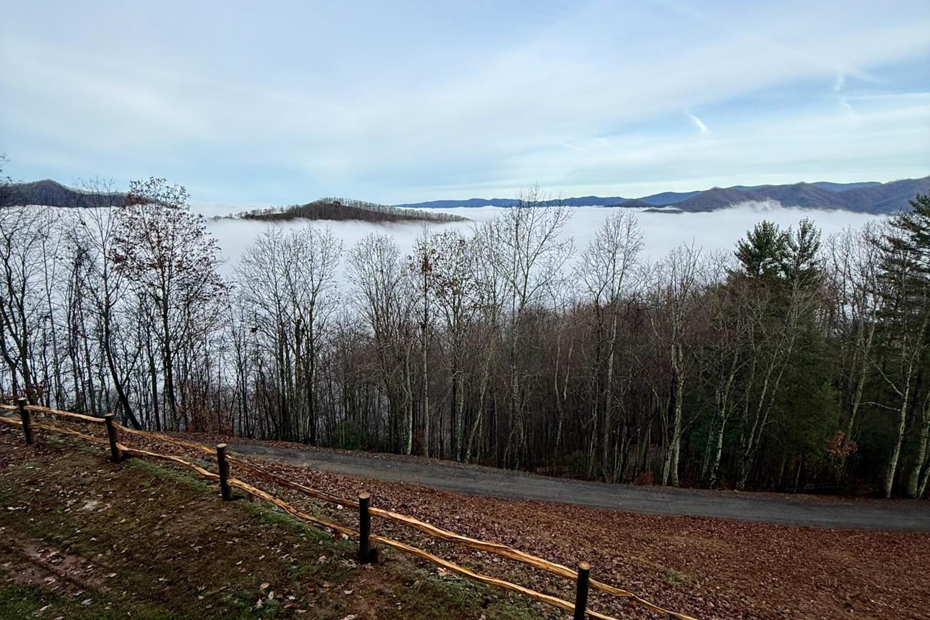 6 Mi to Chatuge Lake Spacious Cabin with Mtn Views!