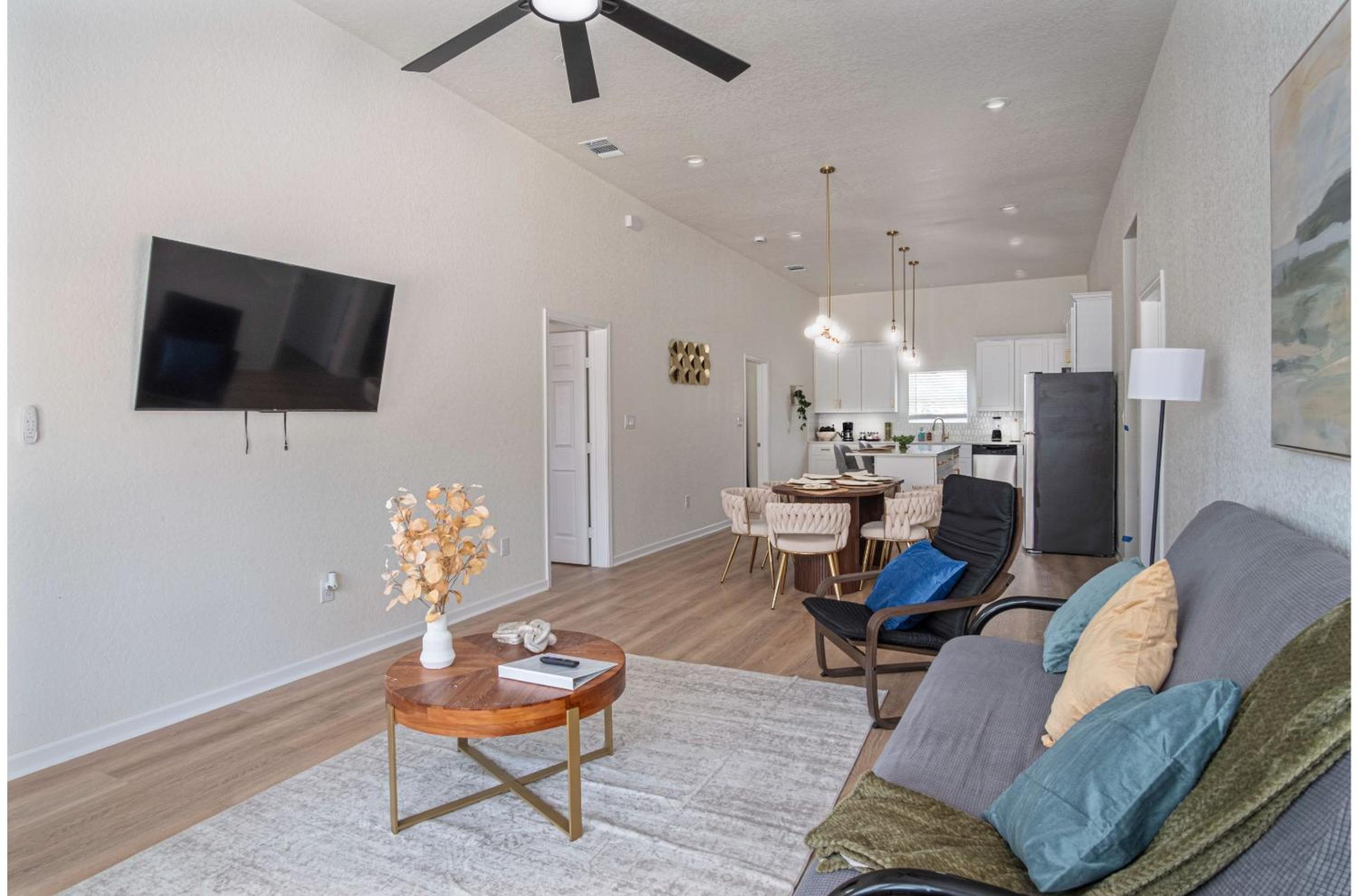 Bright and Fancy 3-Bedroom Near Fun Riverwalk