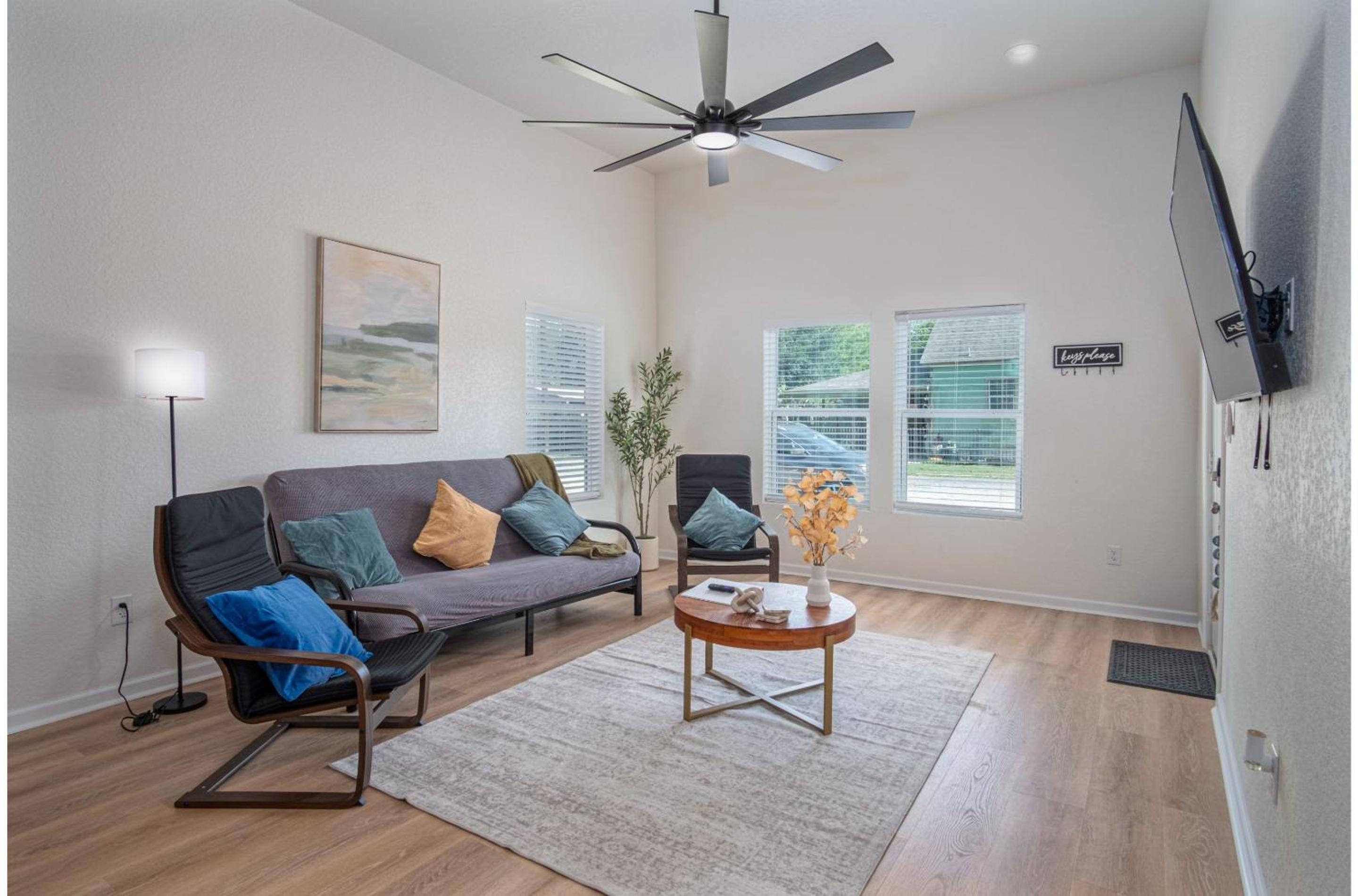 Bright and Fancy 3-Bedroom Near Fun Riverwalk