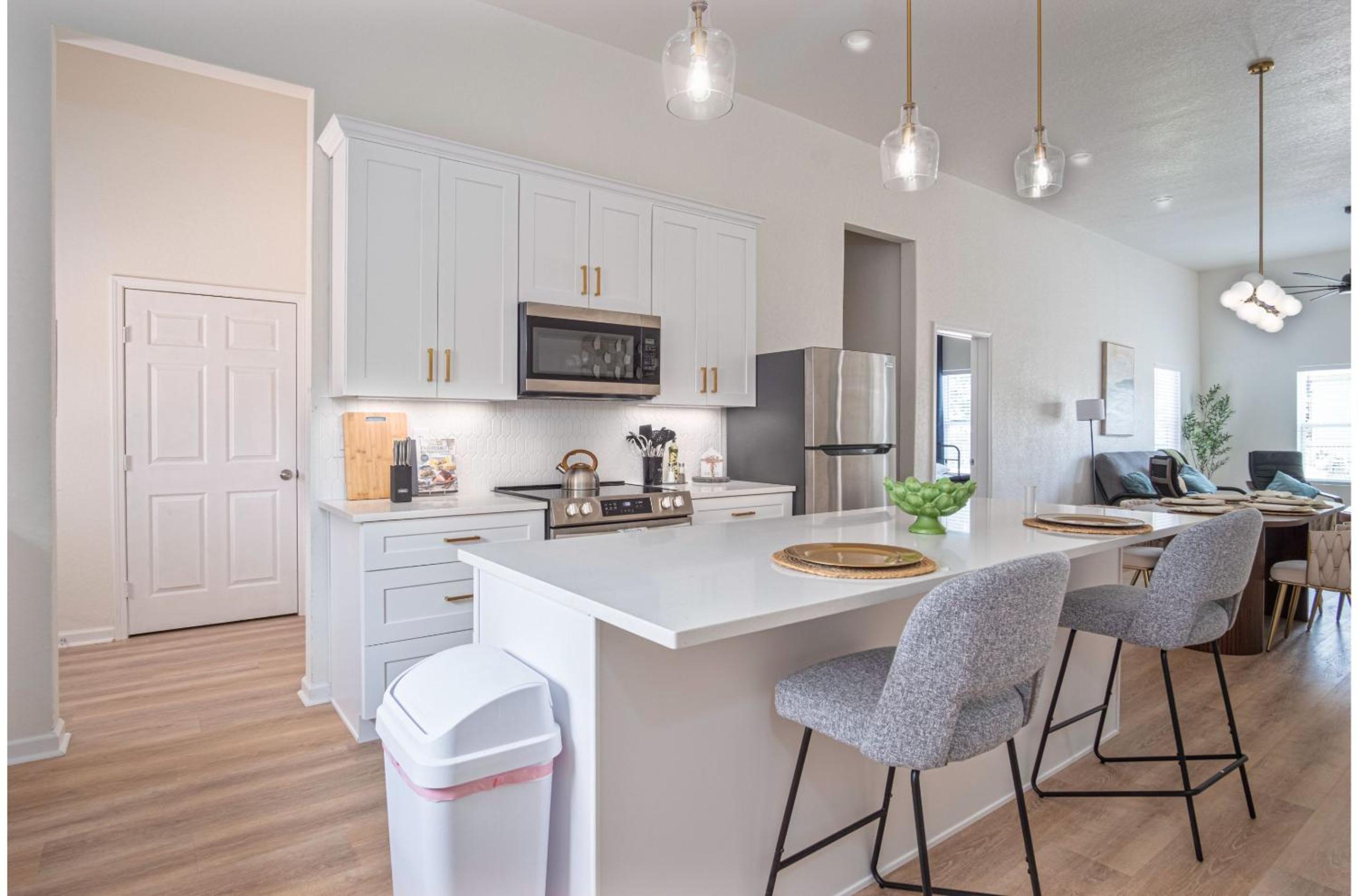 Bright and Fancy 3-Bedroom Near Fun Riverwalk