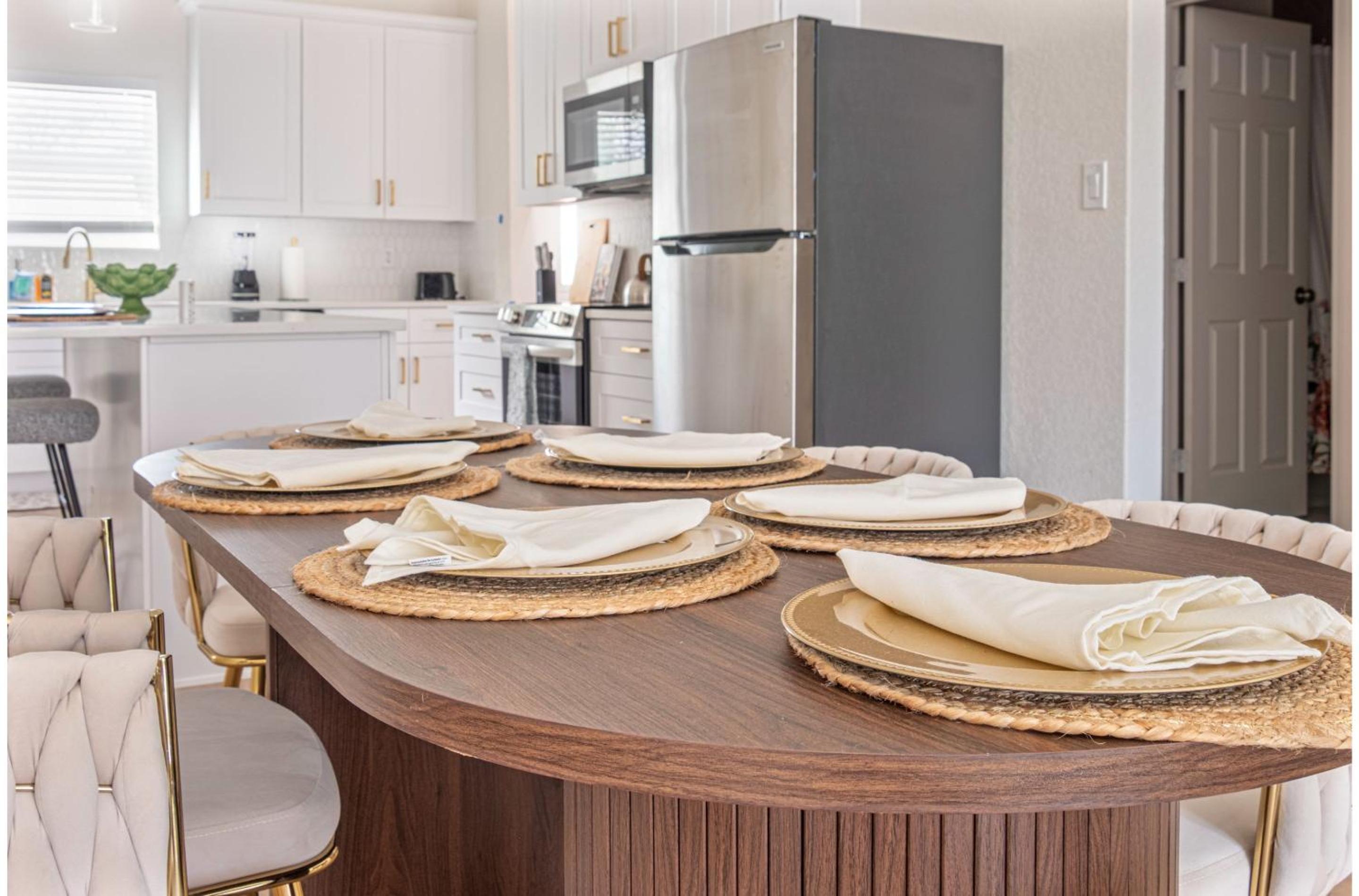 Bright and Fancy 3-Bedroom Near Fun Riverwalk