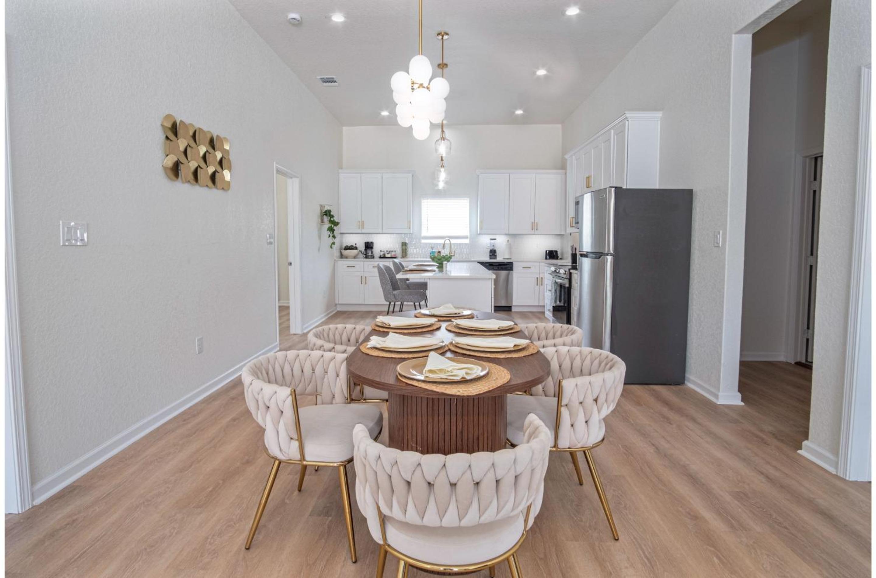 Bright and Fancy 3-Bedroom Near Fun Riverwalk