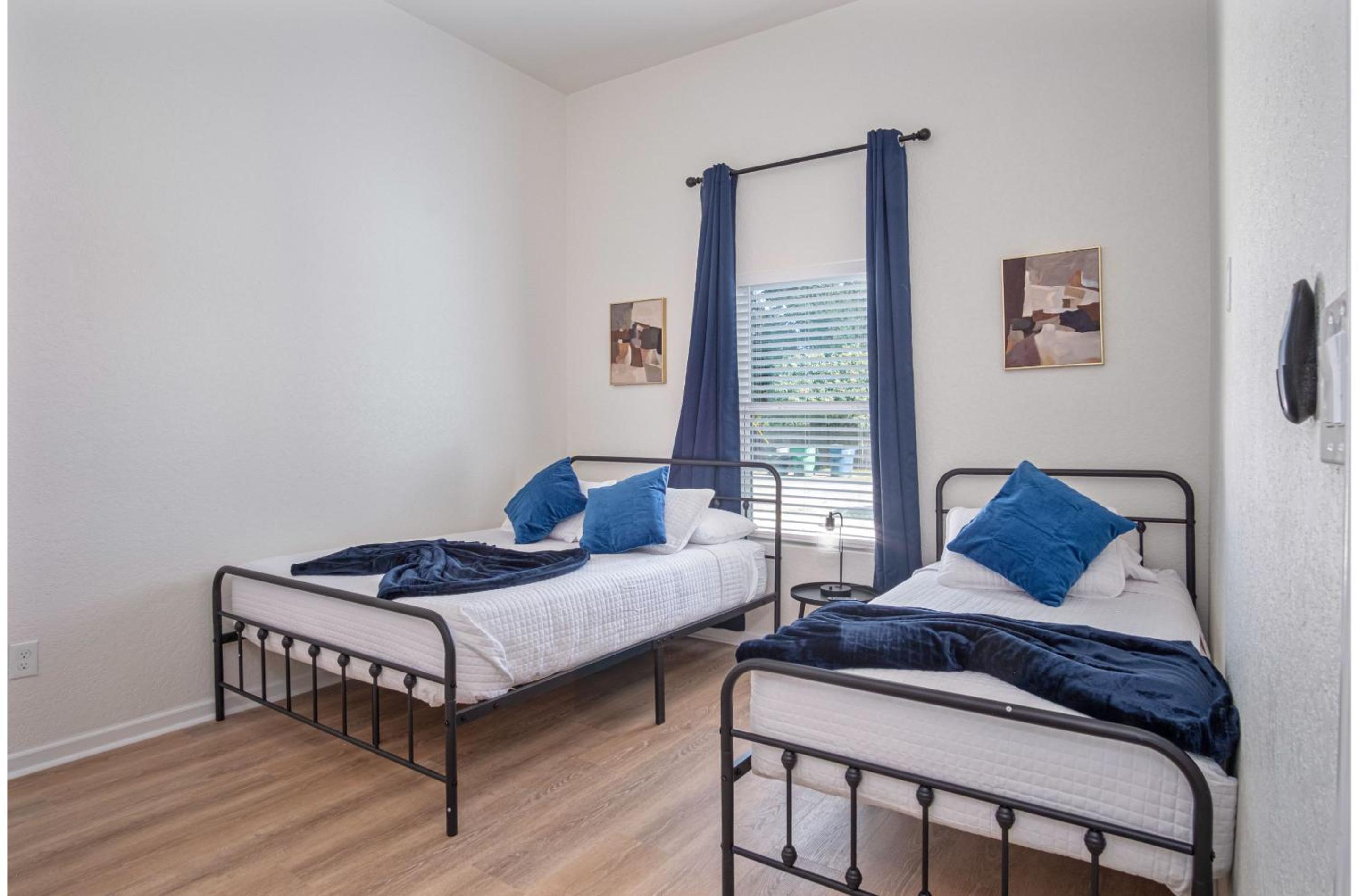 Bright and Fancy 3-Bedroom Near Fun Riverwalk