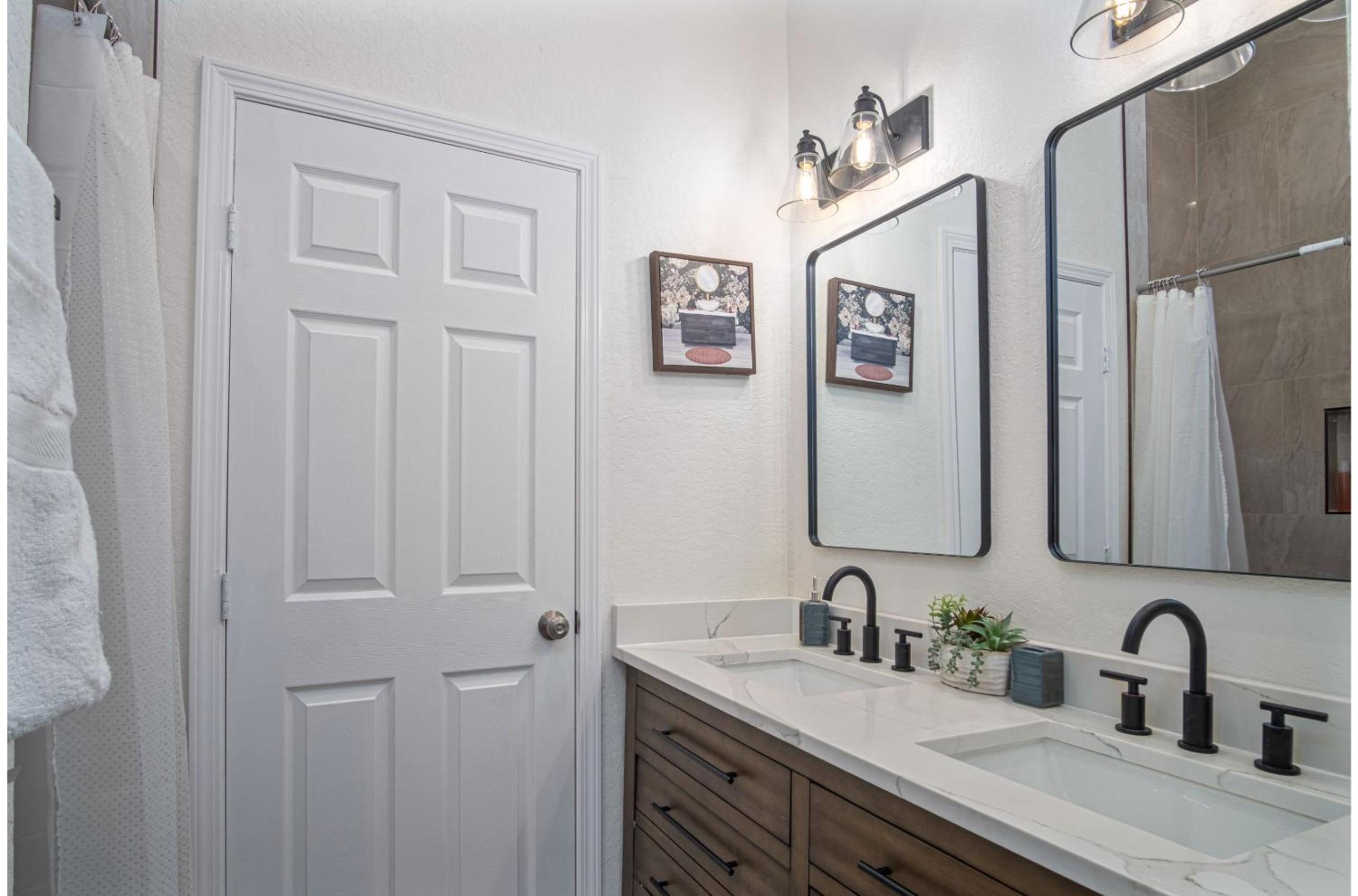 Bright and Fancy 3-Bedroom Near Fun Riverwalk