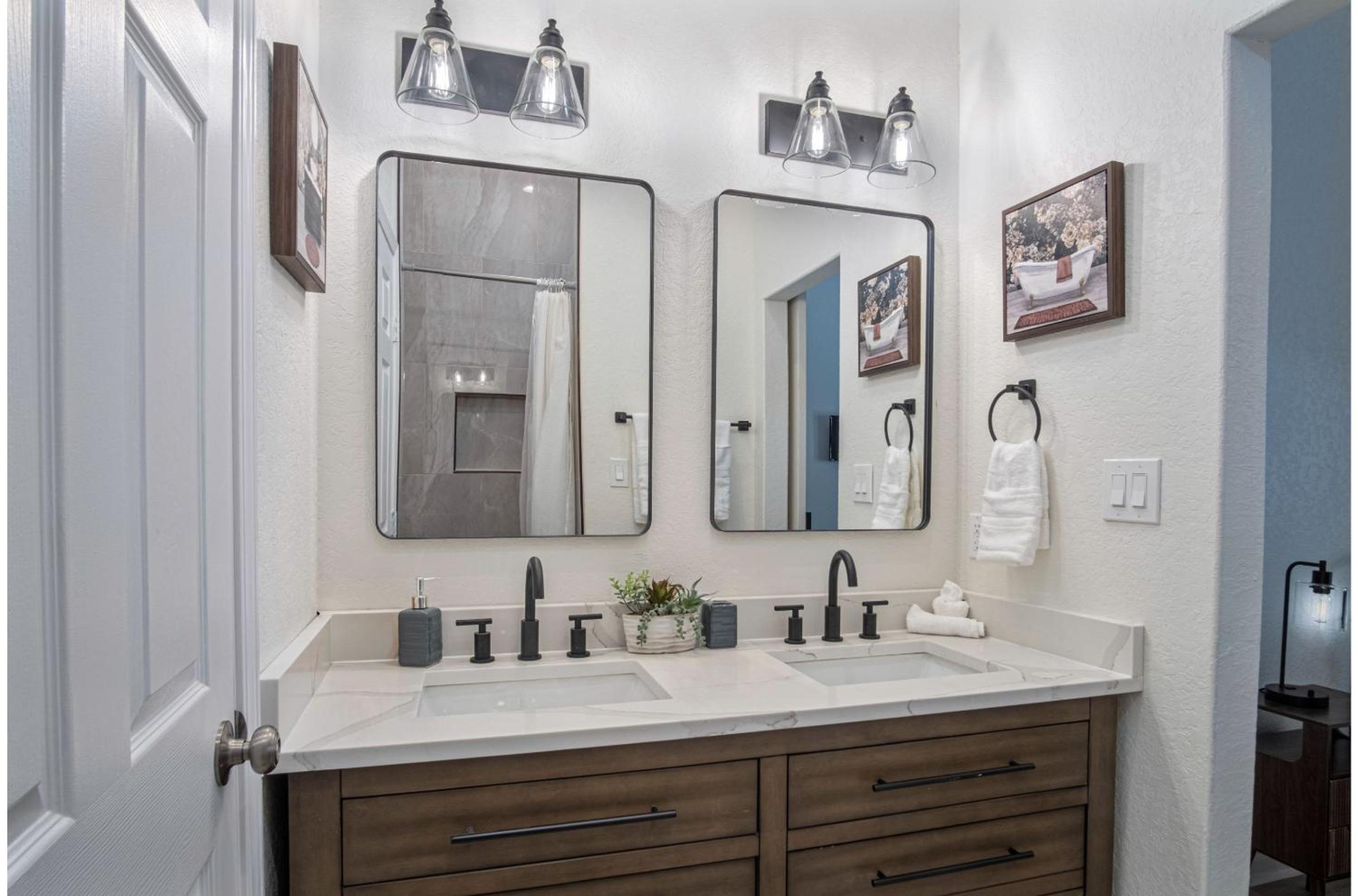 Bright and Fancy 3-Bedroom Near Fun Riverwalk