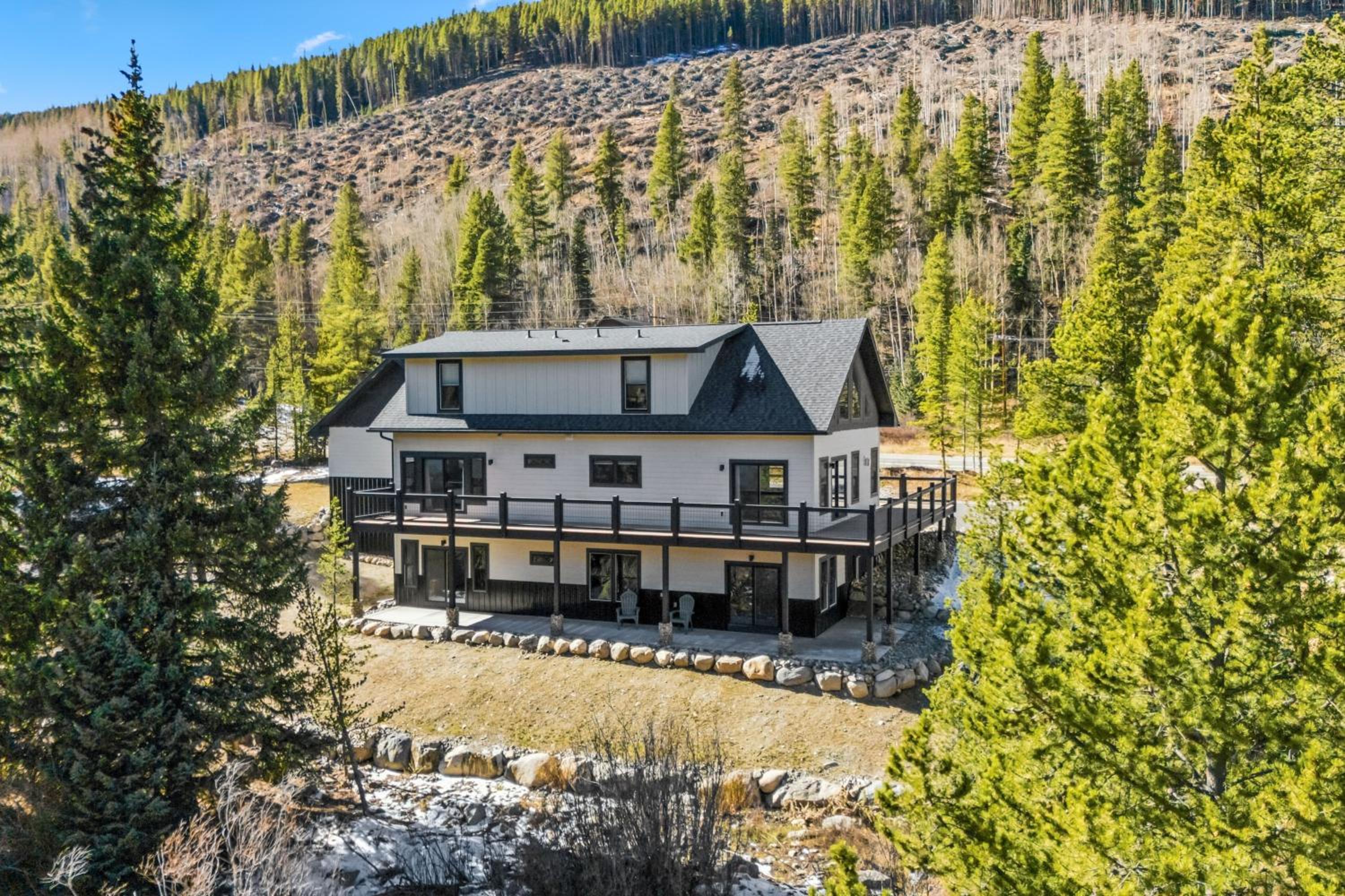 Hot Tub and Game Room! Luxury Blue River Retreat