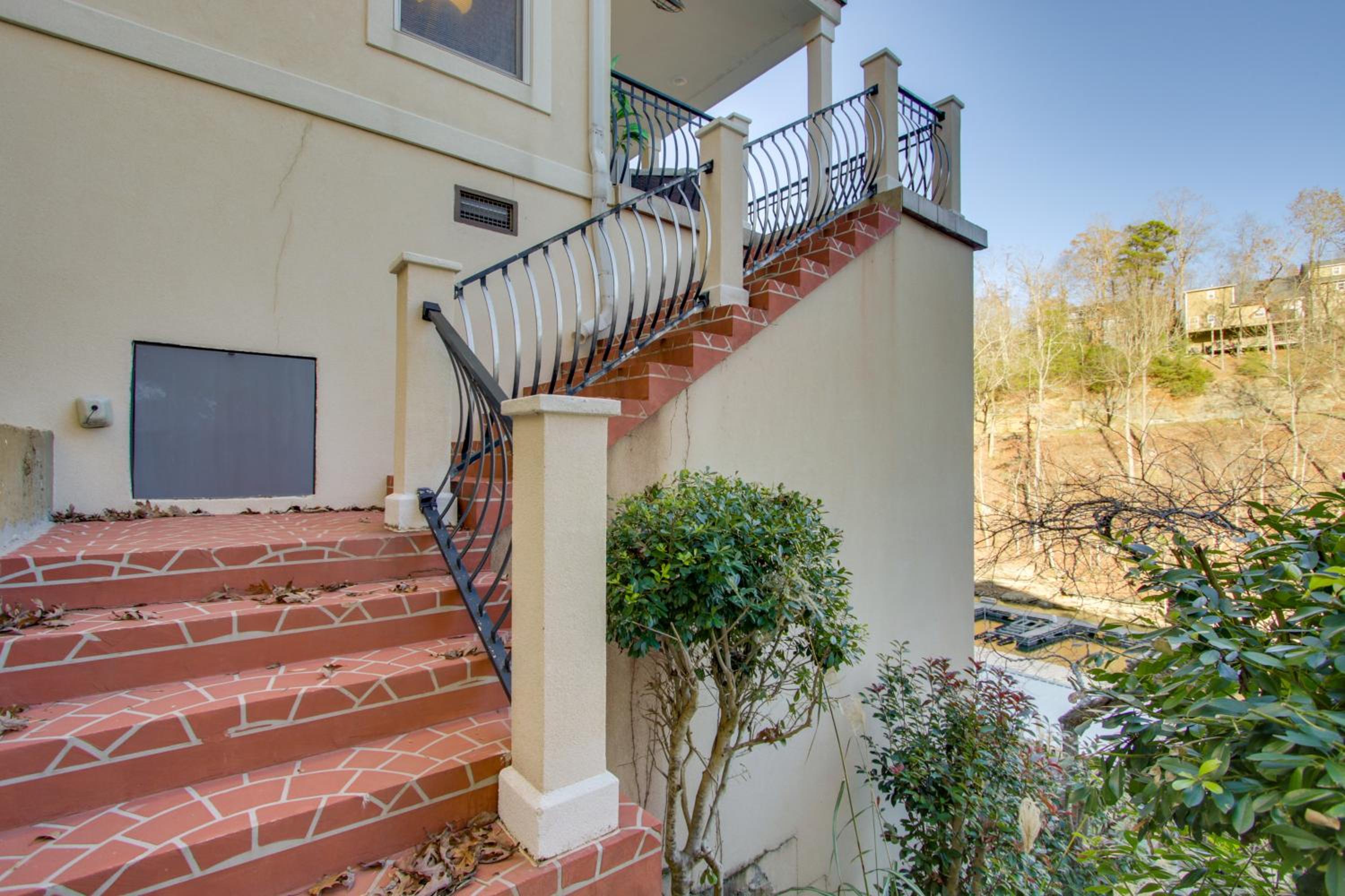 Newly Renovated Family Home on Tennessee River!