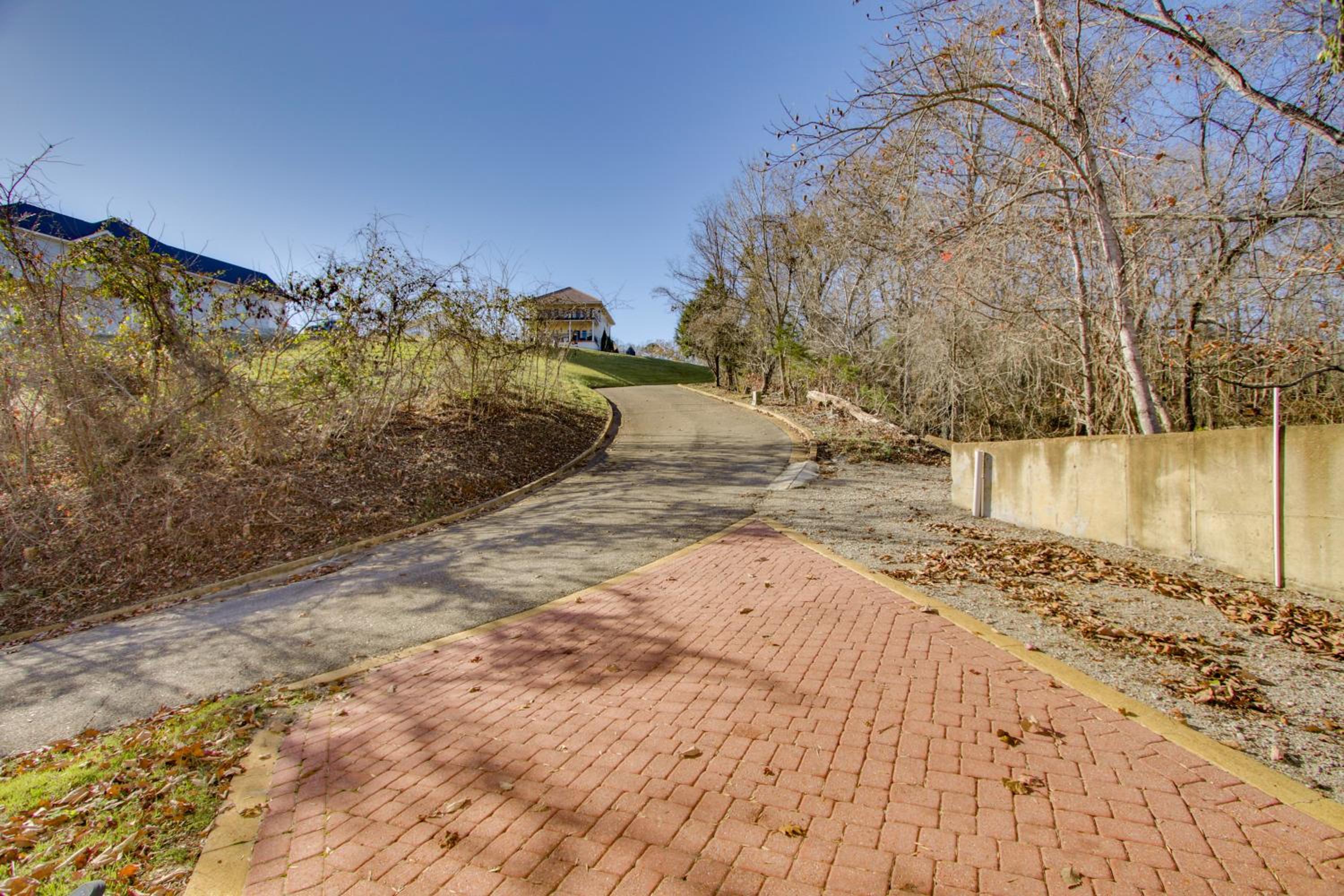 Newly Renovated Family Home on Tennessee River!
