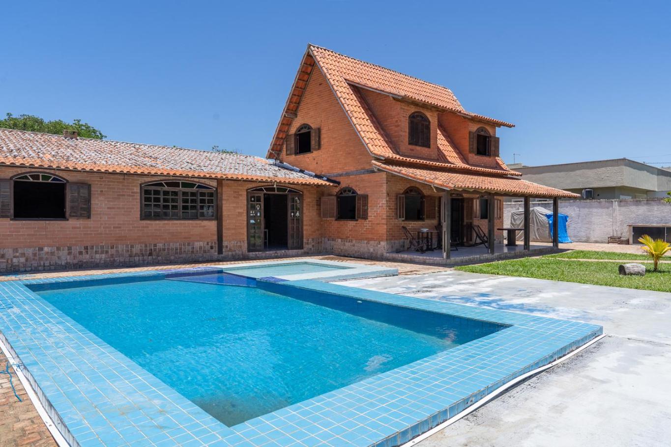Casa com Piscina, Churrasqueira e Garagem