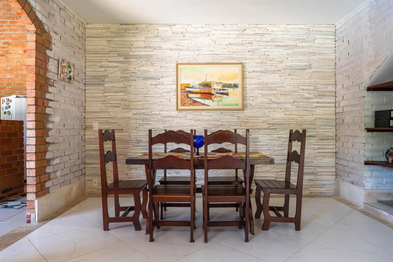 Casa com Piscina, Churrasqueira e Garagem
