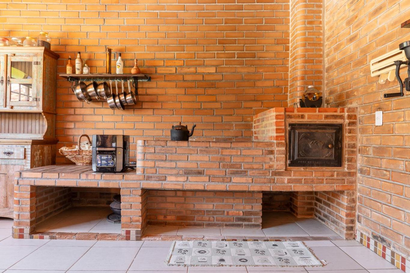 Casa com Piscina, Churrasqueira e Garagem