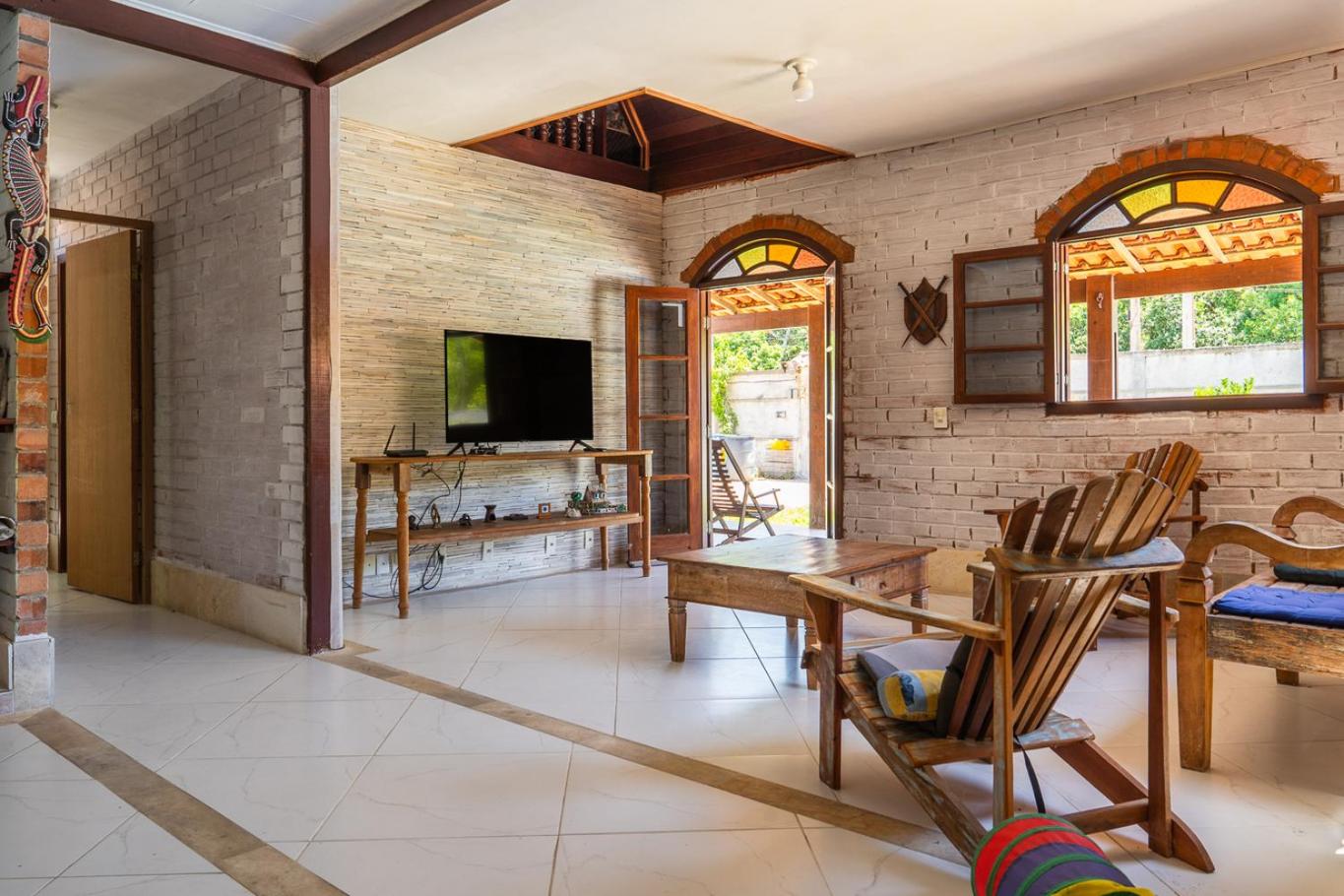 Casa com Piscina, Churrasqueira e Garagem