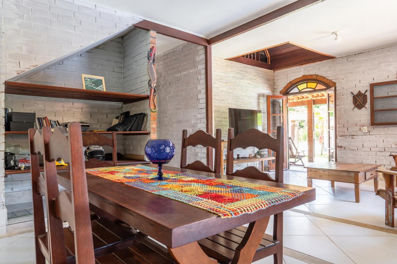 Casa com Piscina, Churrasqueira e Garagem