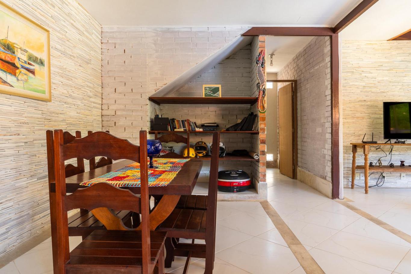 Casa com Piscina, Churrasqueira e Garagem