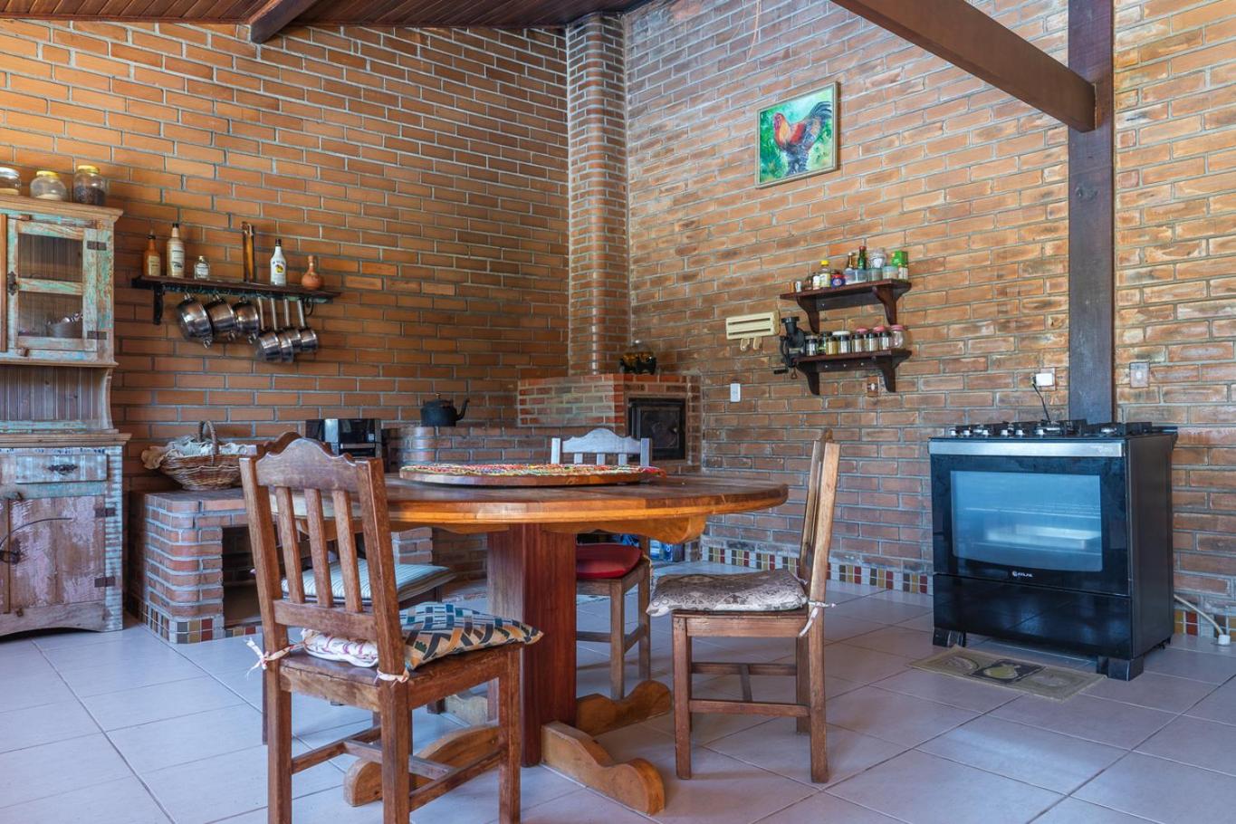 Casa com Piscina, Churrasqueira e Garagem