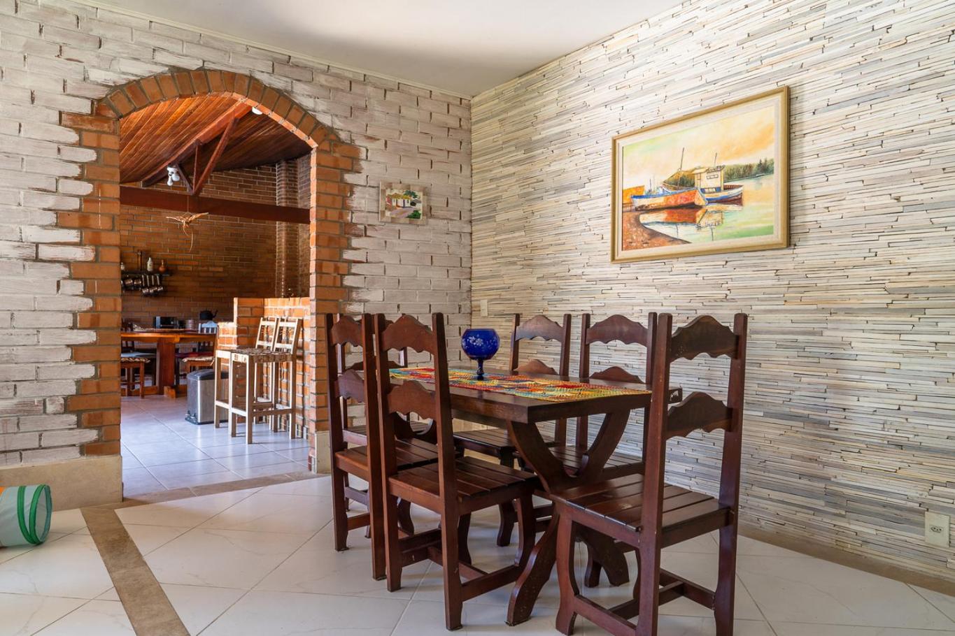 Casa com Piscina, Churrasqueira e Garagem