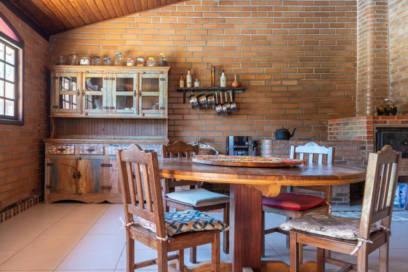 Casa com Piscina, Churrasqueira e Garagem