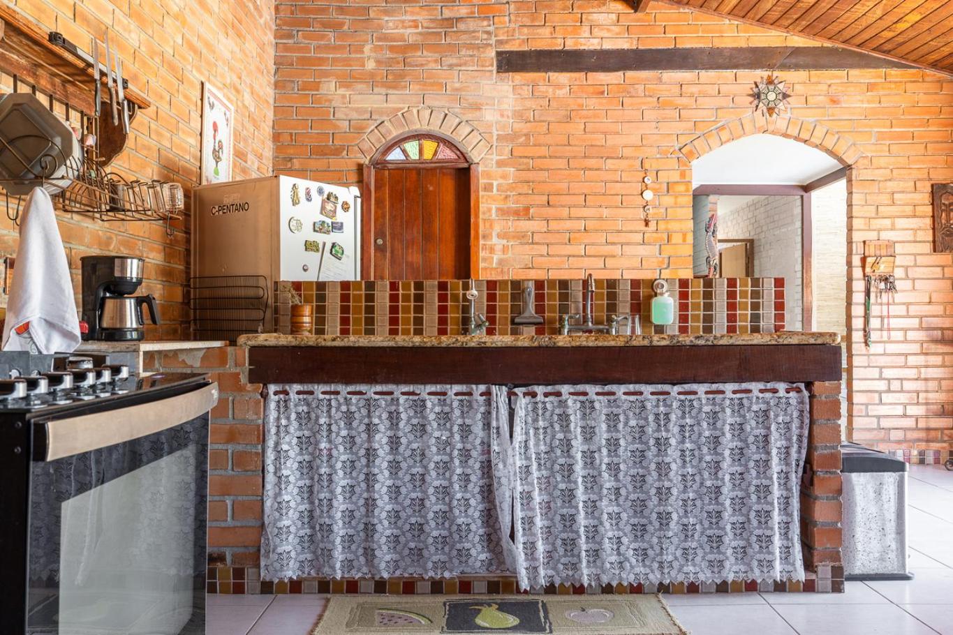 Casa com Piscina, Churrasqueira e Garagem