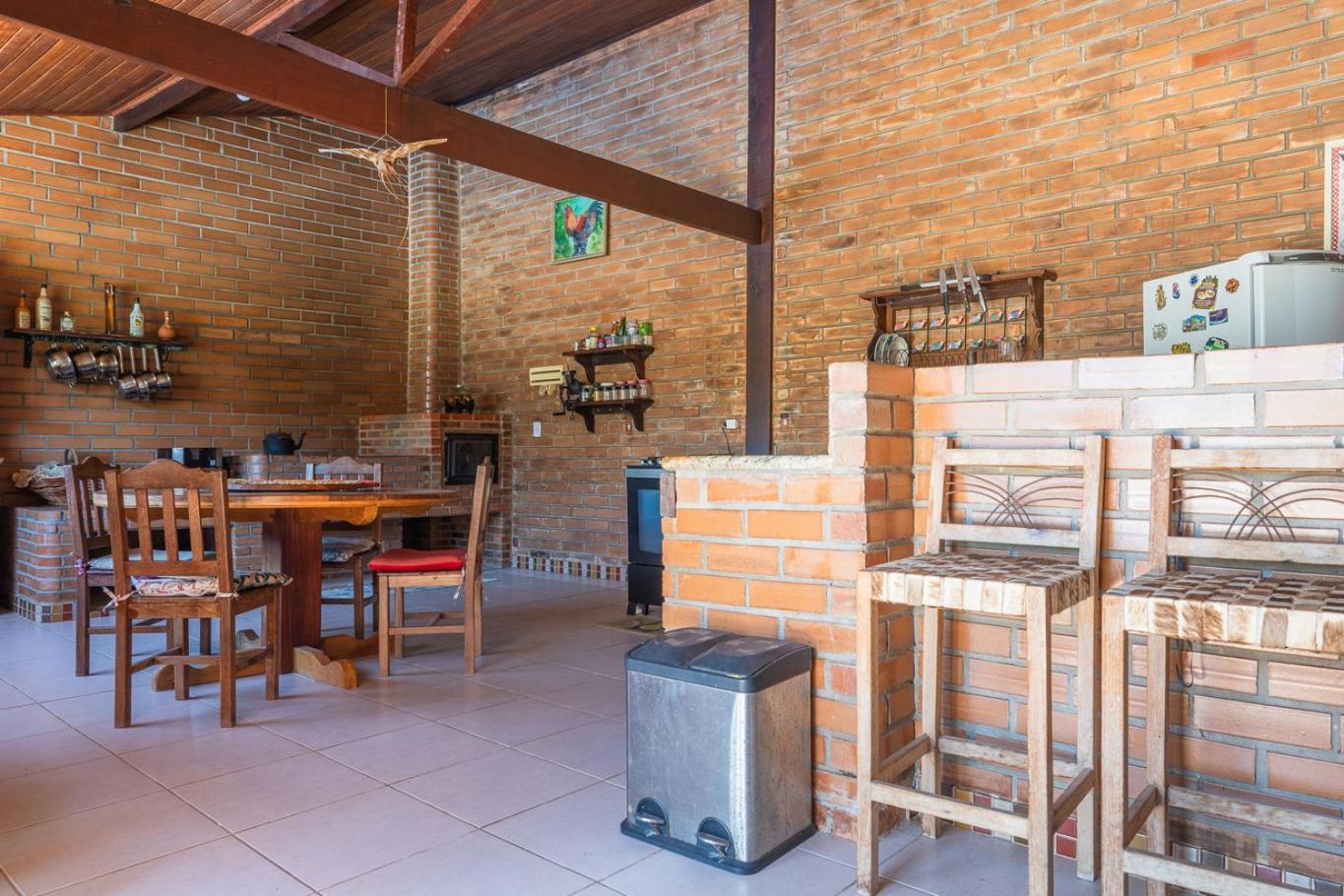 Casa com Piscina, Churrasqueira e Garagem