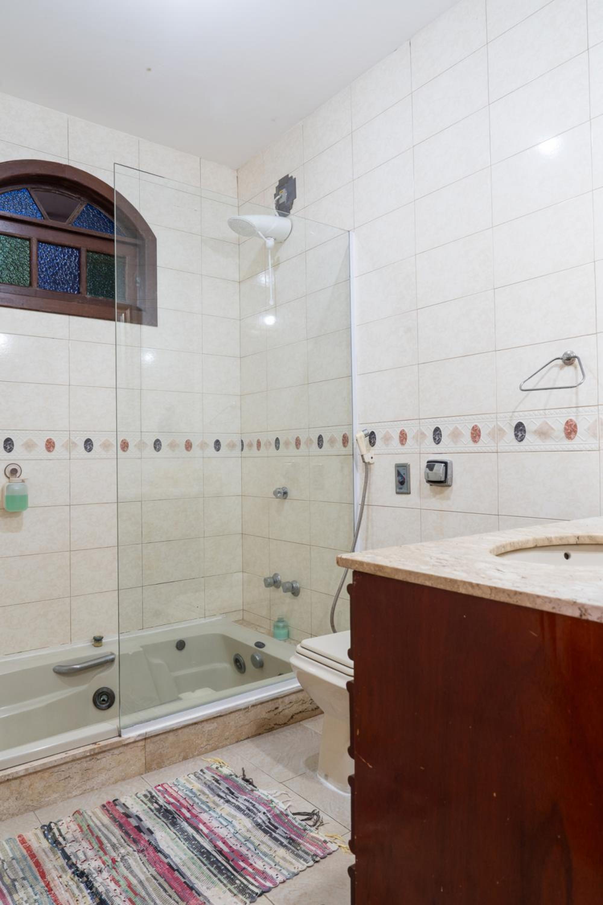 Casa com Piscina, Churrasqueira e Garagem