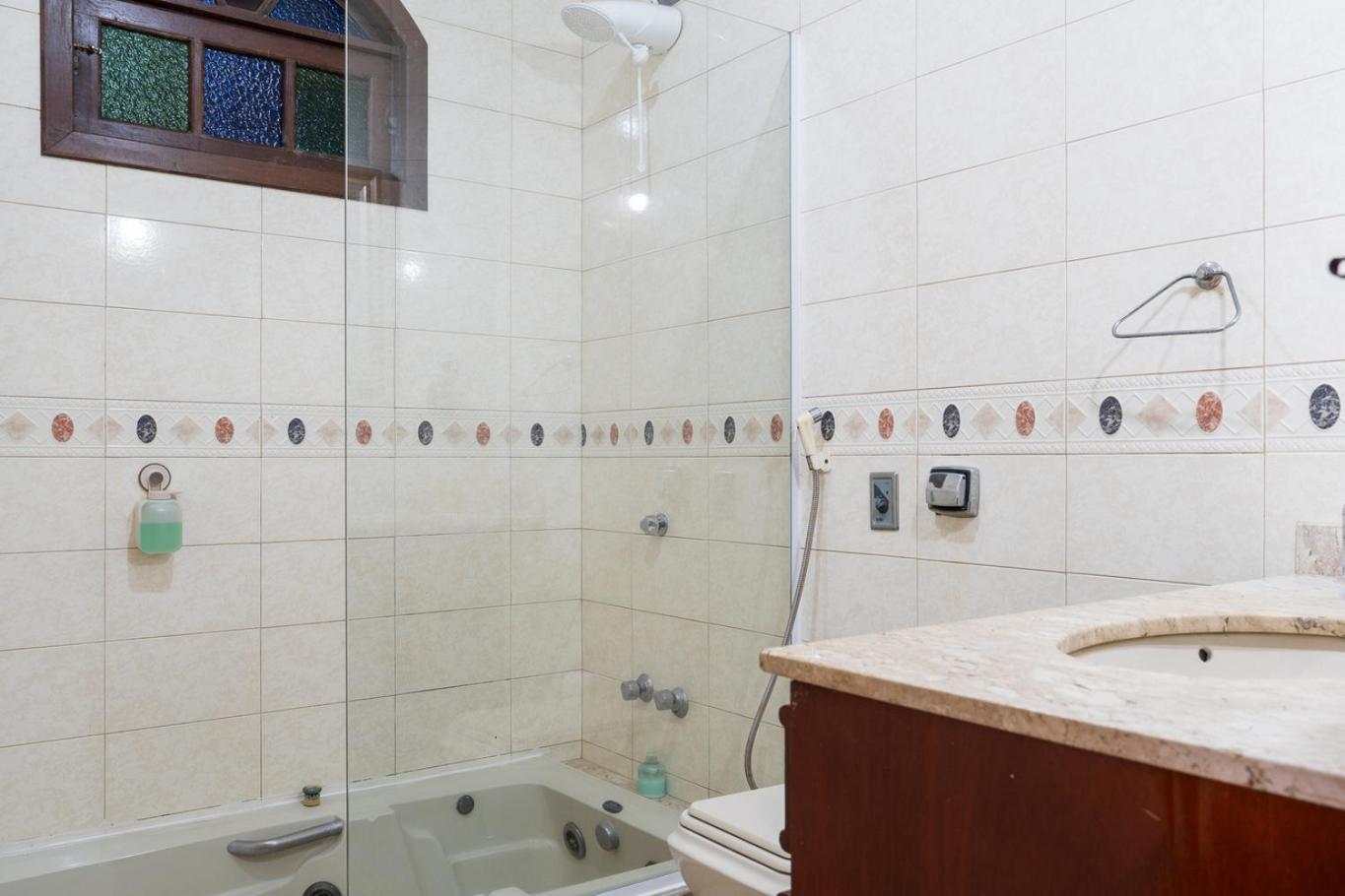 Casa com Piscina, Churrasqueira e Garagem