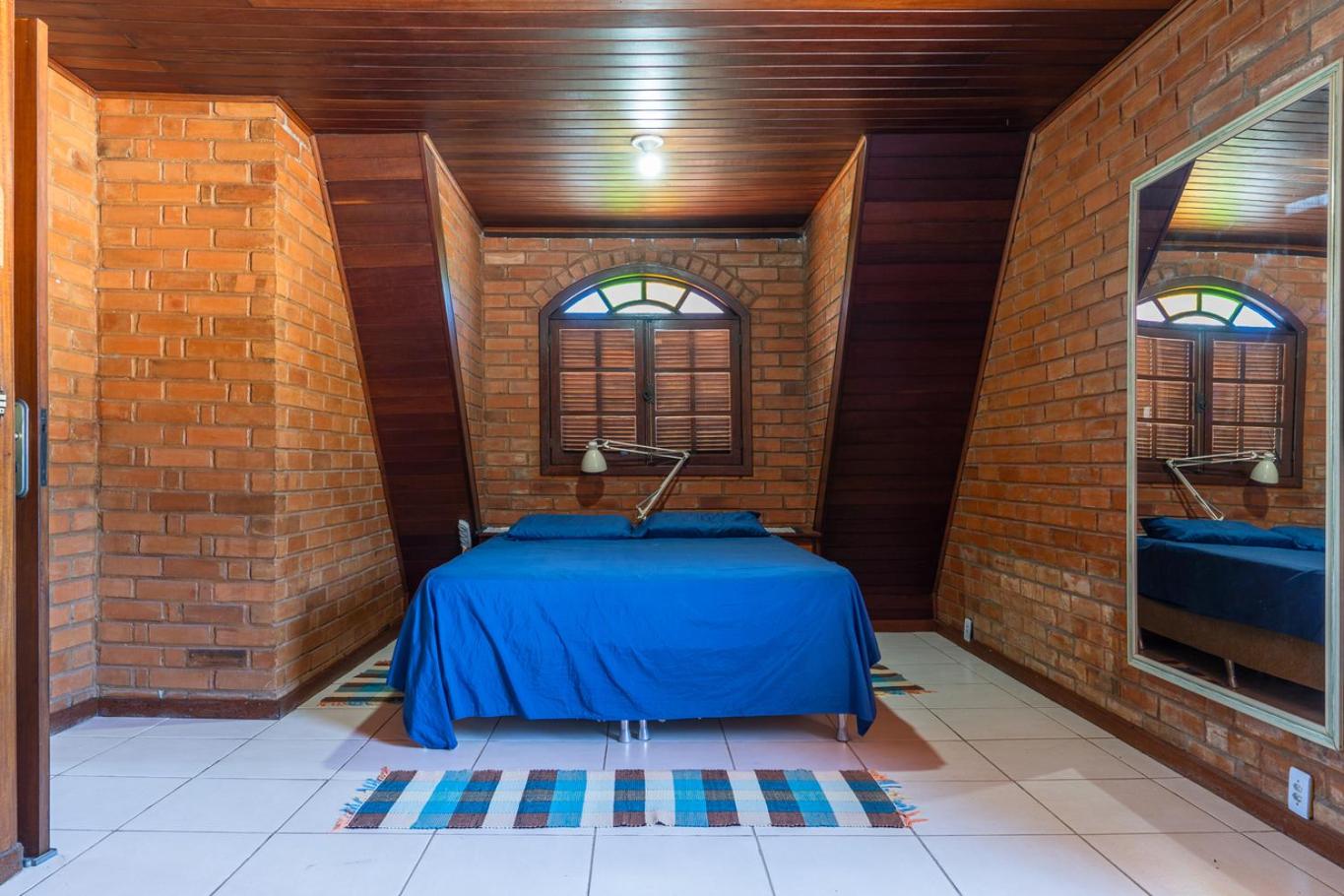 Casa com Piscina, Churrasqueira e Garagem