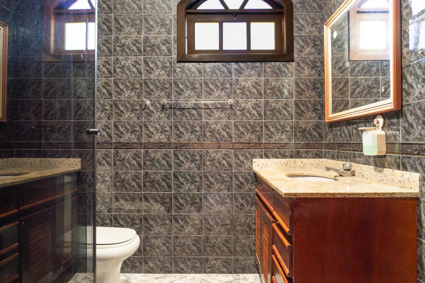 Casa com Piscina, Churrasqueira e Garagem