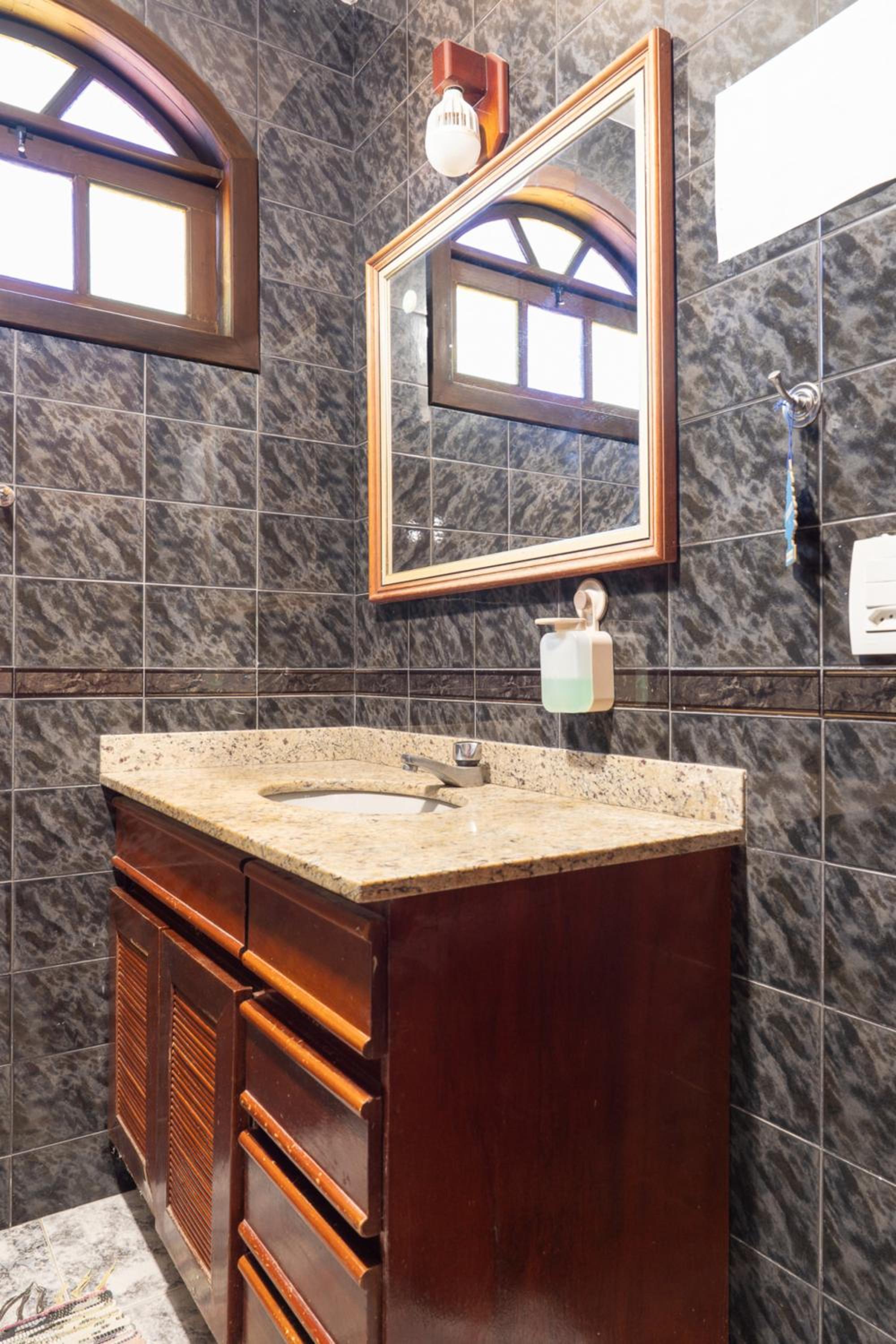 Casa com Piscina, Churrasqueira e Garagem