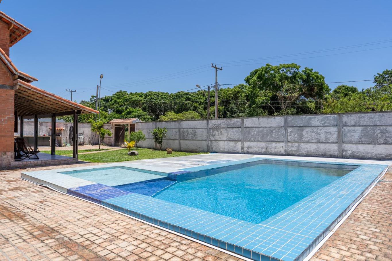 Casa com Piscina, Churrasqueira e Garagem