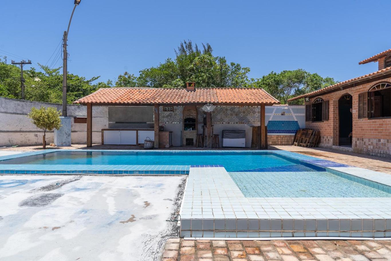 Casa com Piscina, Churrasqueira e Garagem