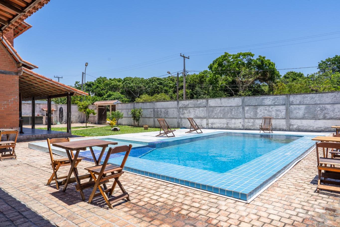 Casa com Piscina, Churrasqueira e Garagem