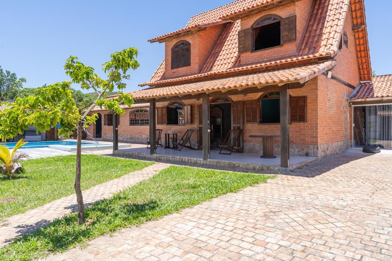 Casa com Piscina, Churrasqueira e Garagem