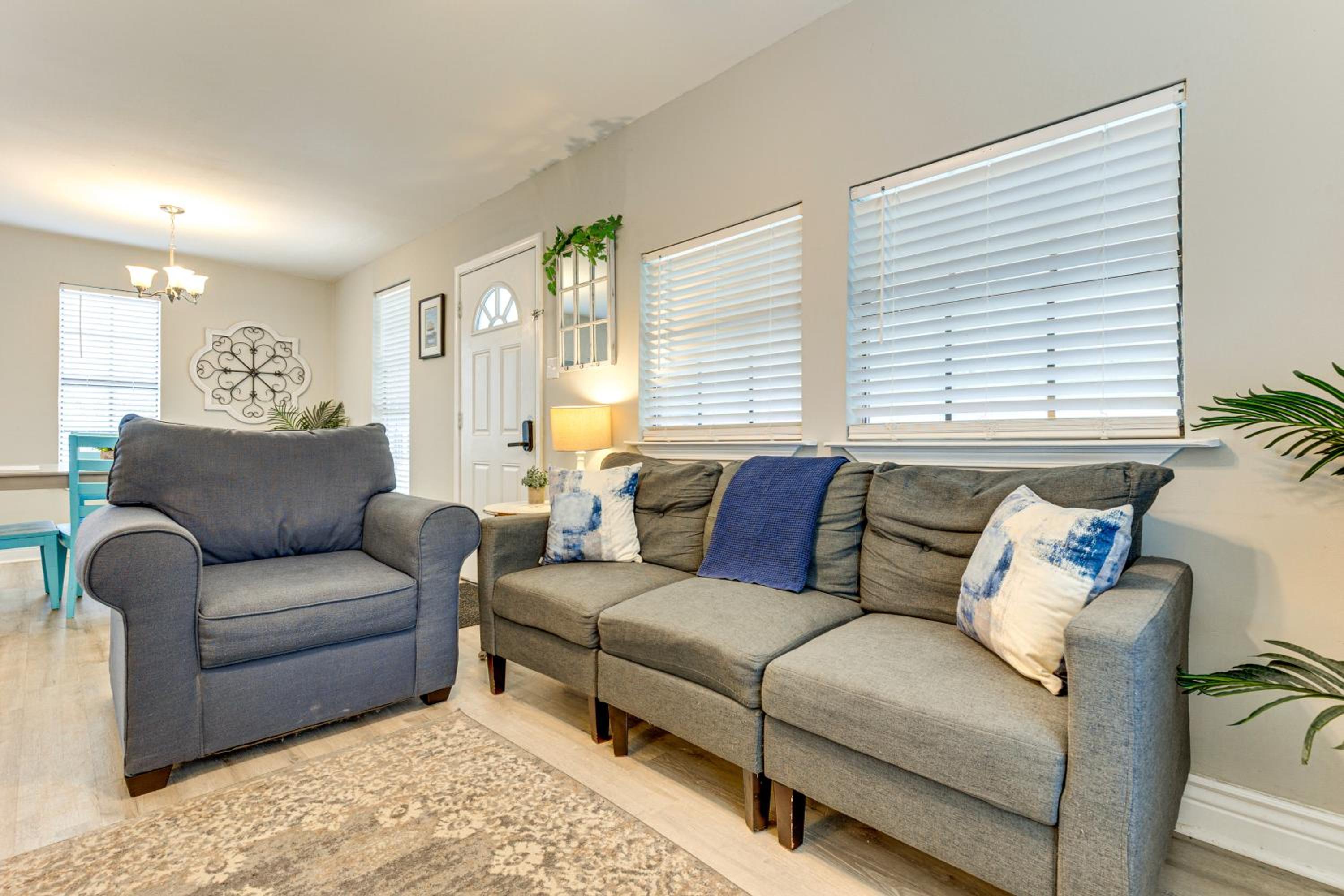 Endless Entertainment! Unique and Cozy Theodore Home