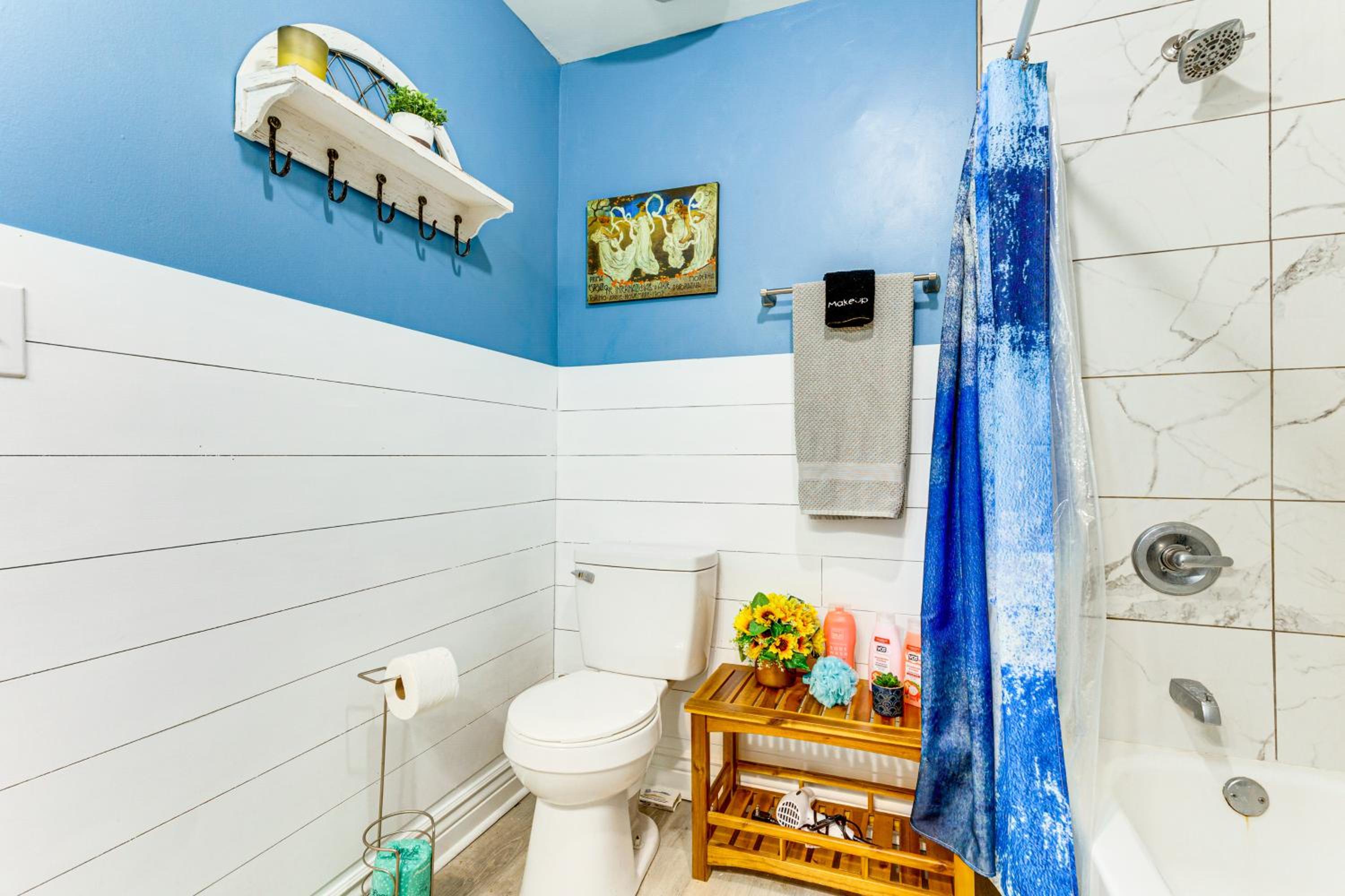 Endless Entertainment! Unique and Cozy Theodore Home
