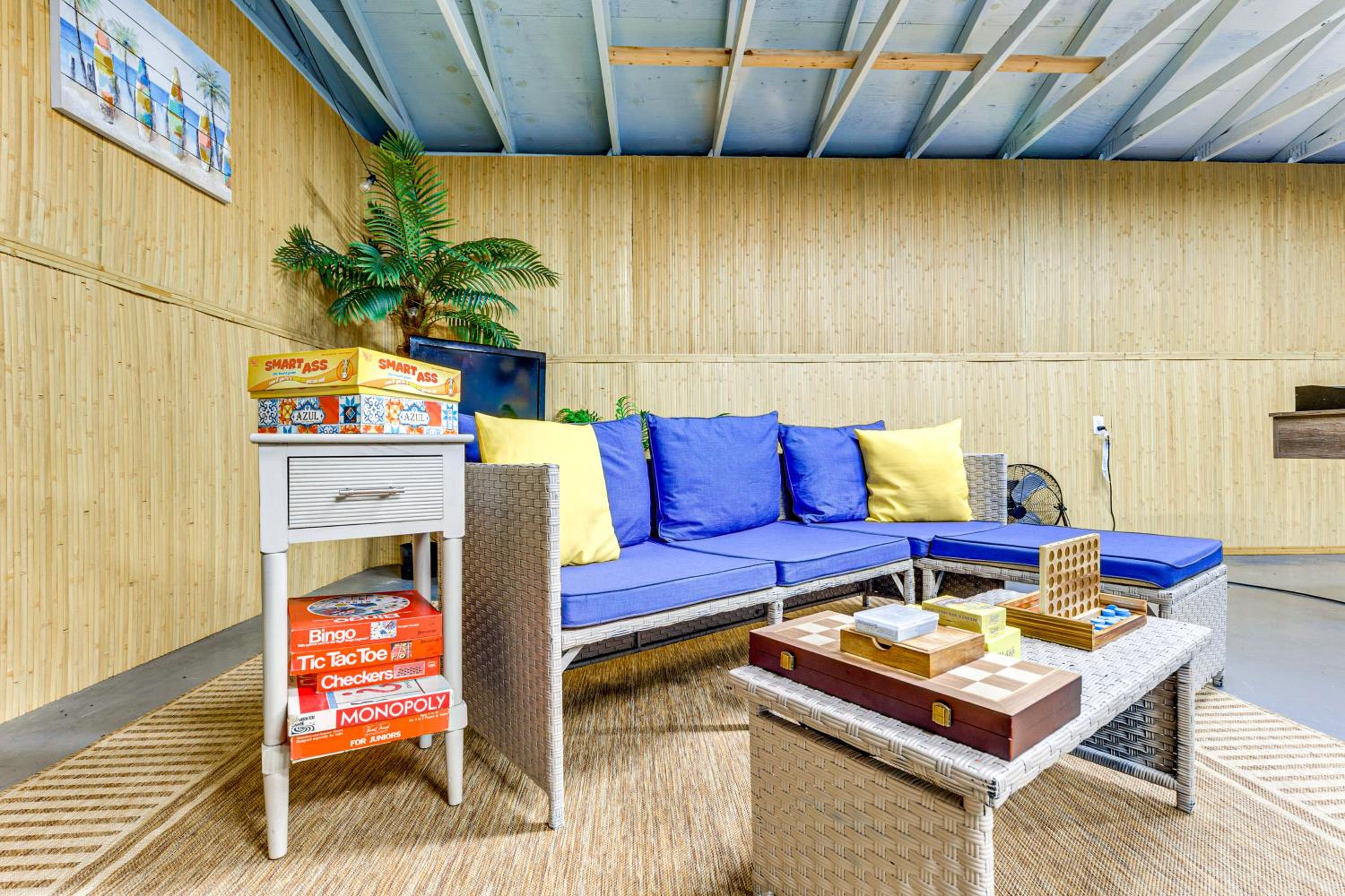Endless Entertainment! Unique and Cozy Theodore Home