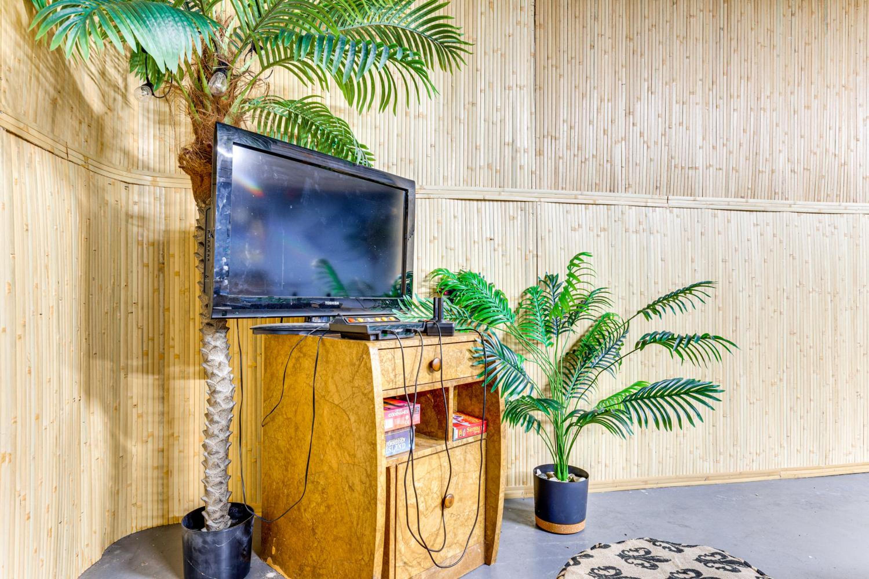 Endless Entertainment! Unique and Cozy Theodore Home