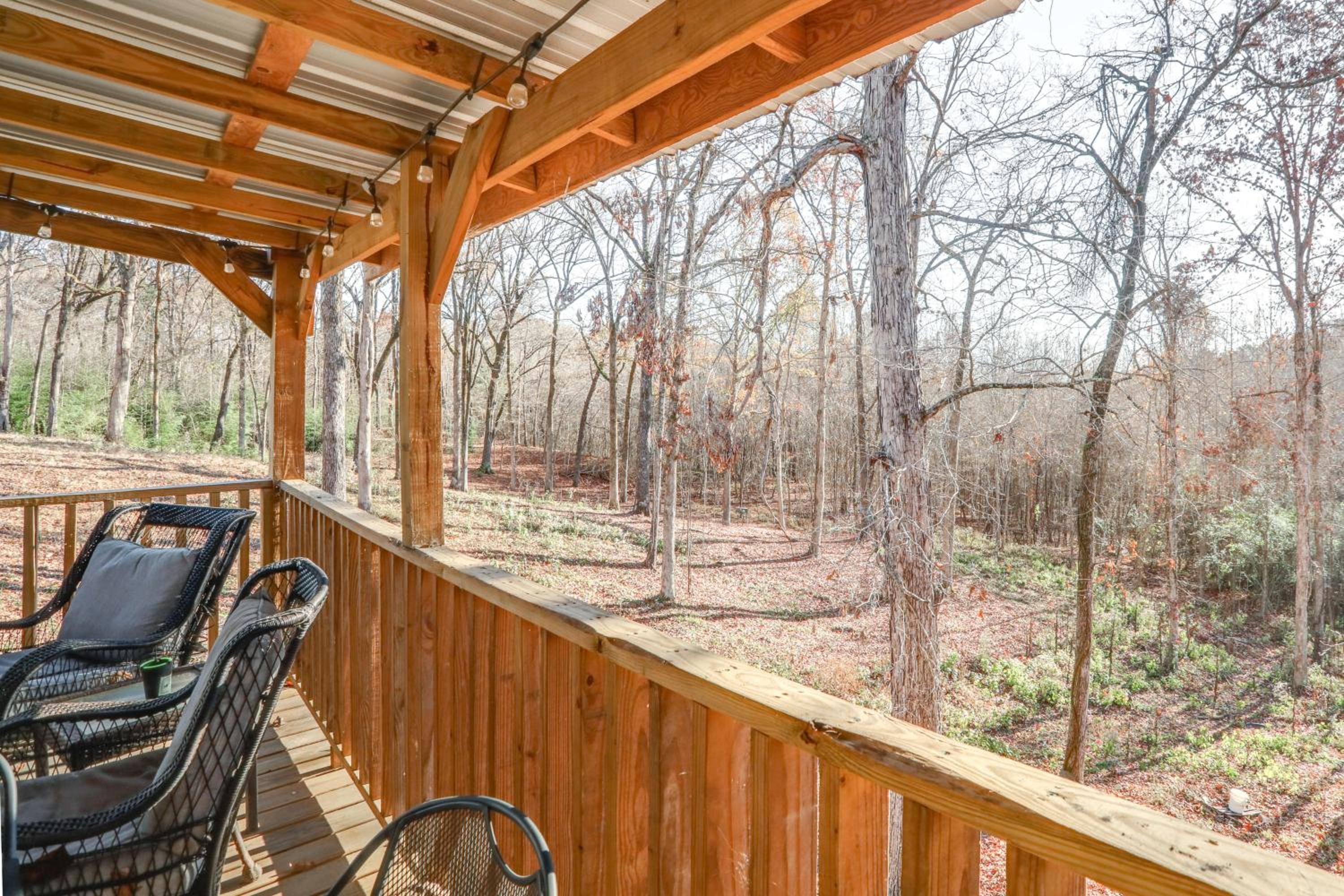 5 Mi to Sardis Lake! Relaxed Stay Near Outdoor Fun