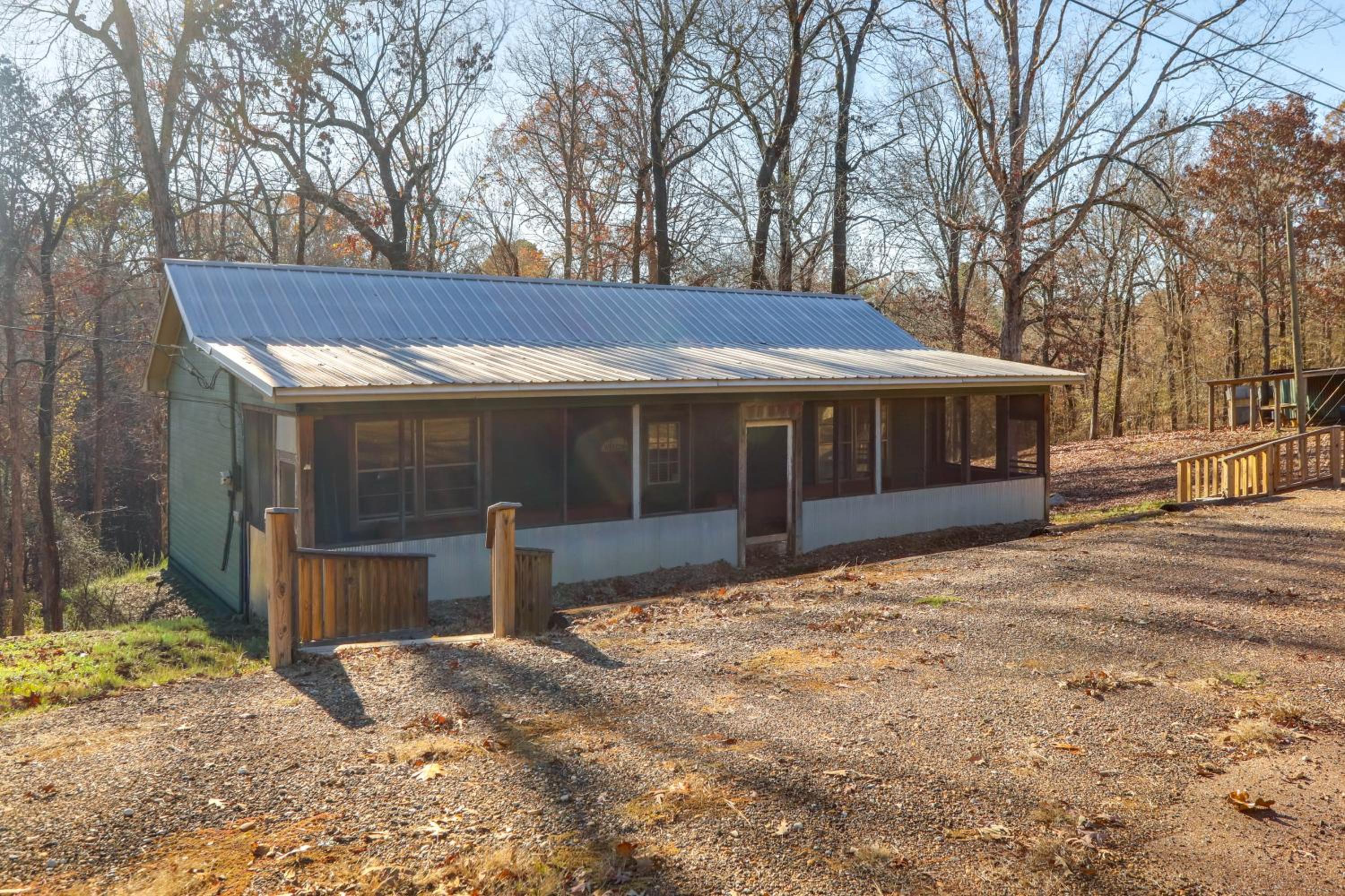 5 Mi to Sardis Lake! Relaxed Stay Near Outdoor Fun