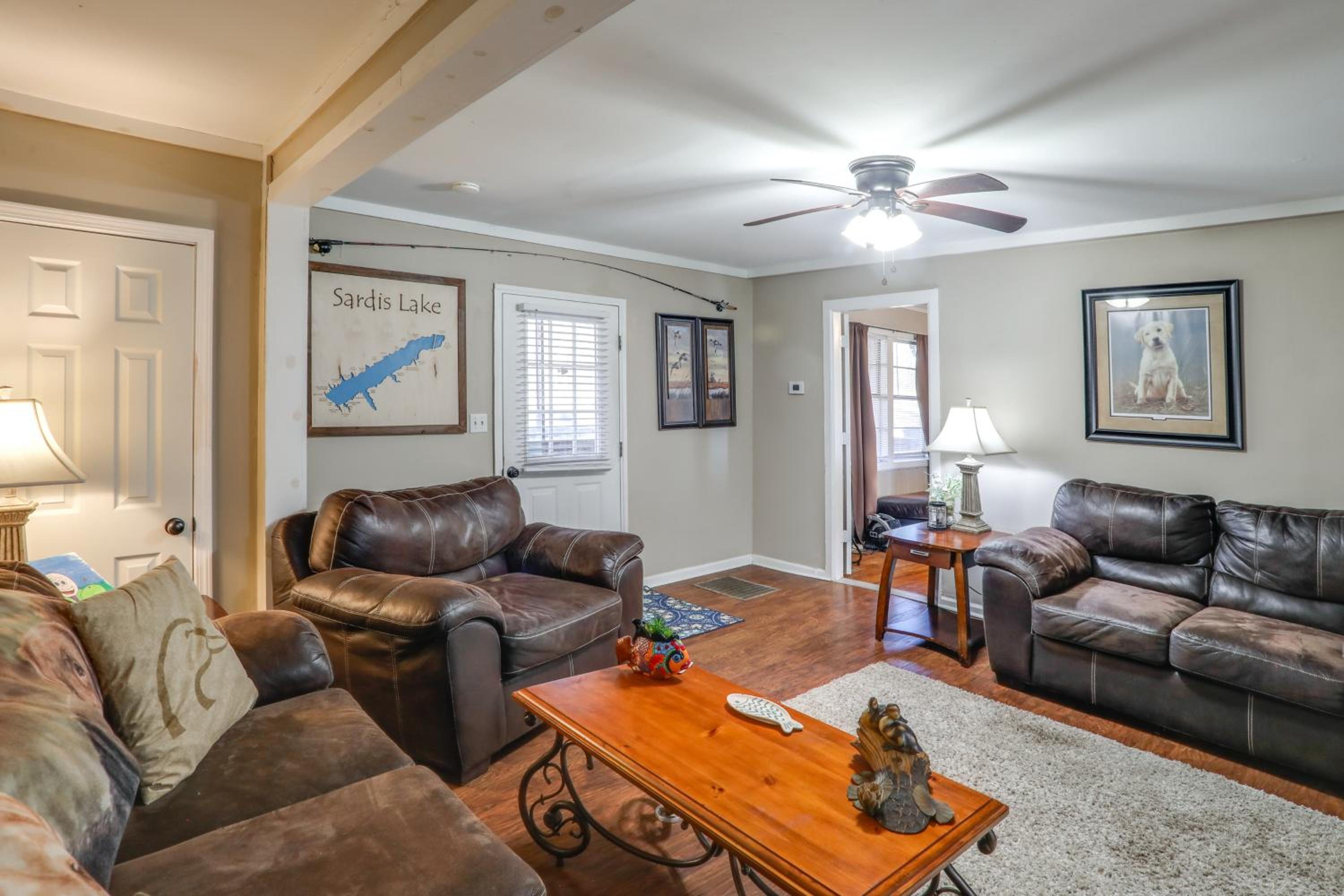 5 Mi to Sardis Lake! Relaxed Stay Near Outdoor Fun