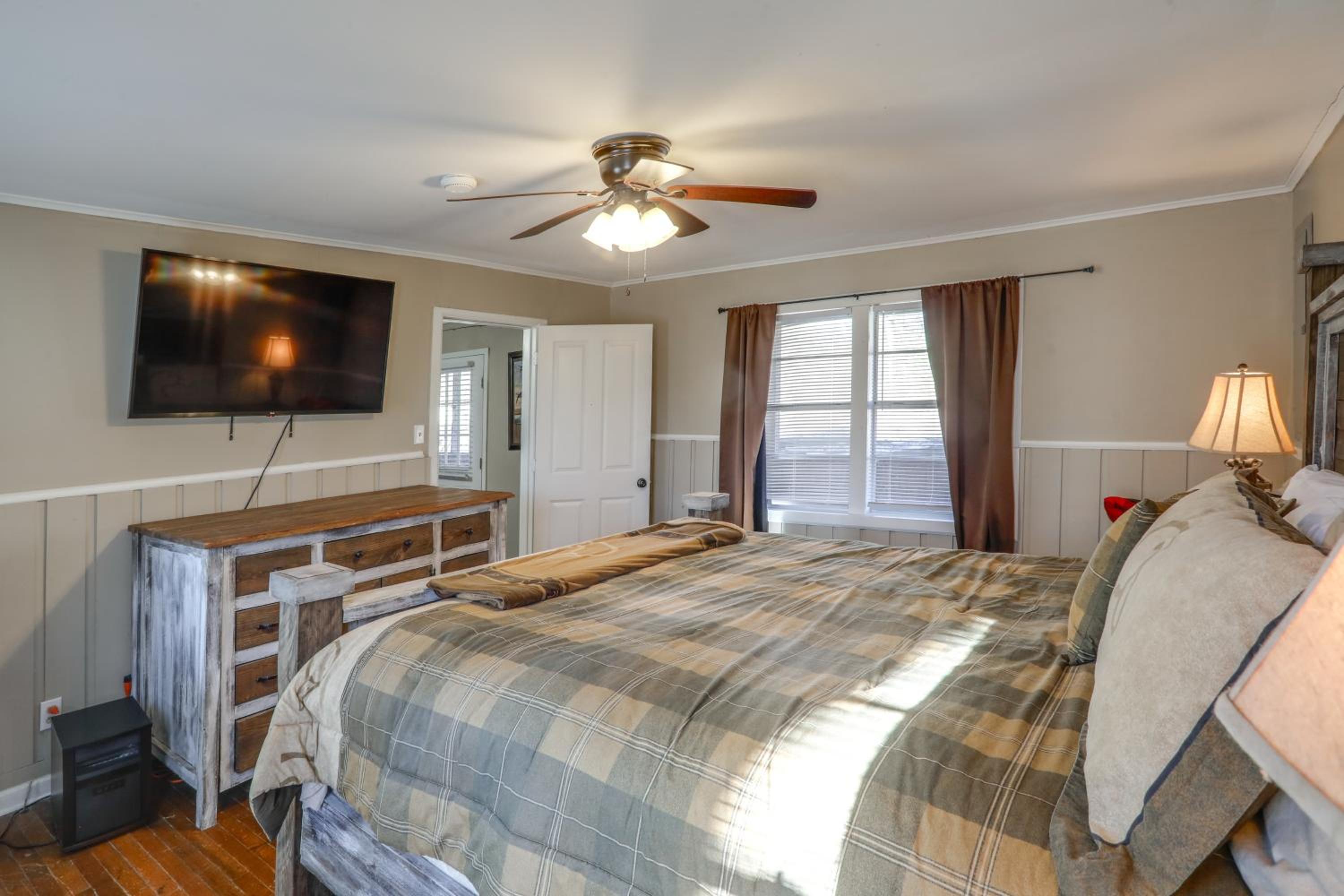 5 Mi to Sardis Lake! Relaxed Stay Near Outdoor Fun