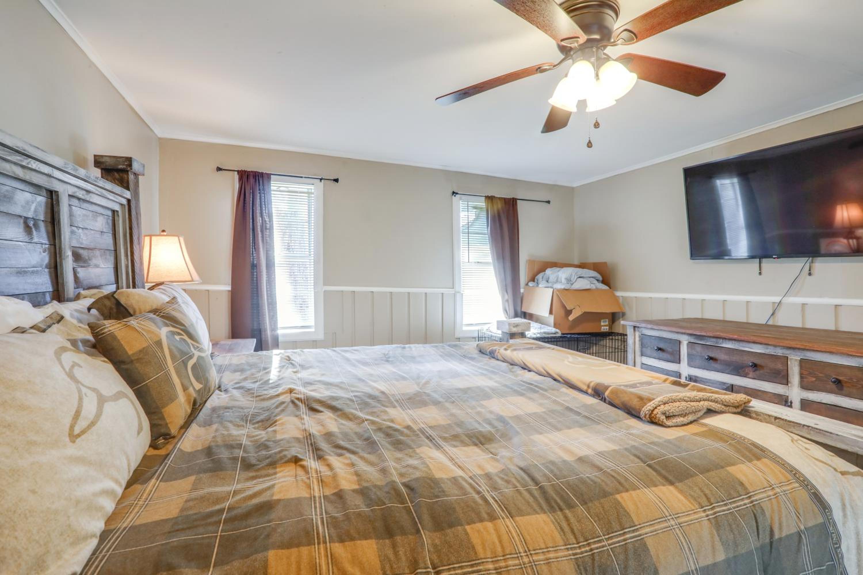 5 Mi to Sardis Lake! Relaxed Stay Near Outdoor Fun